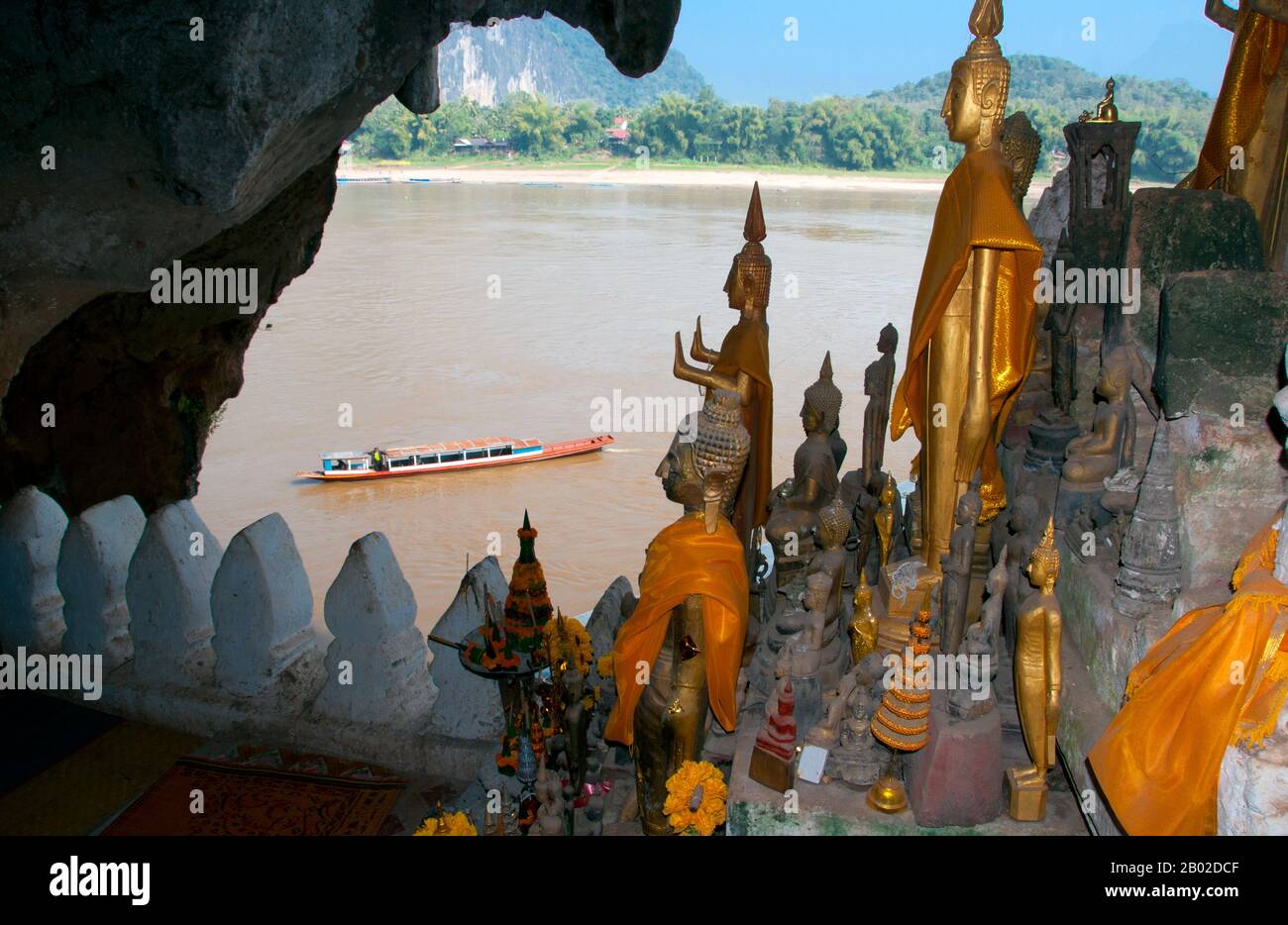 Le grotte Pak Ou sono rivolte da Luang Prabang alla confluenza dei fiumi Mekong e Nam Ou. La leggenda narra che Re Setthathirat scoprì queste due grotte nel 16th secolo CE, e da allora esse sono venerate. Entrambe le grotte sono piene di immagini di Buddha, alcune di venerabile età. Luang Prabang era precedentemente la capitale di un regno dello stesso nome. Fino all'acquisizione comunista nel 1975, fu la capitale reale e sede di governo del Regno del Laos. La città è oggi patrimonio dell'umanità dell'UNESCO. Foto Stock