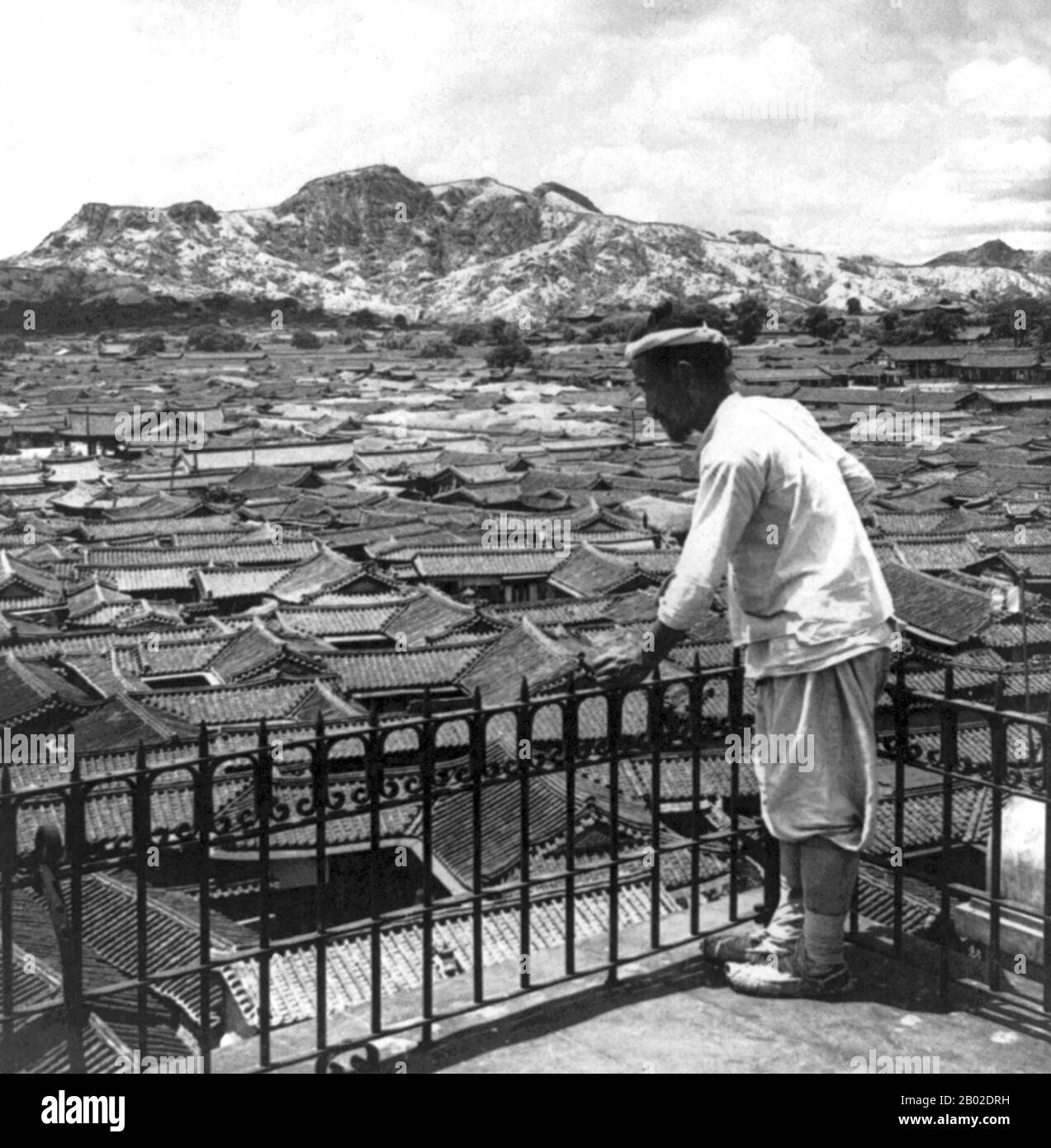 Corea: I tetti di Seoul, capitale del "Regno di Eremita", visti da una torre vicino al centro della città, 1904. Seoul è la capitale e la metropoli più grande della Corea del Sud. Con una popolazione di oltre 10 milioni di abitanti, è la città più grande del mondo sviluppato. L'area della capitale di Seul, che comprende la metropoli di Incheon e la provincia di Gyeonggi, è la seconda area metropolitana più grande del mondo con oltre 25,6 milioni di persone, sede di oltre la metà dei sudcoreani insieme a 632.000 residenti internazionali. Foto Stock