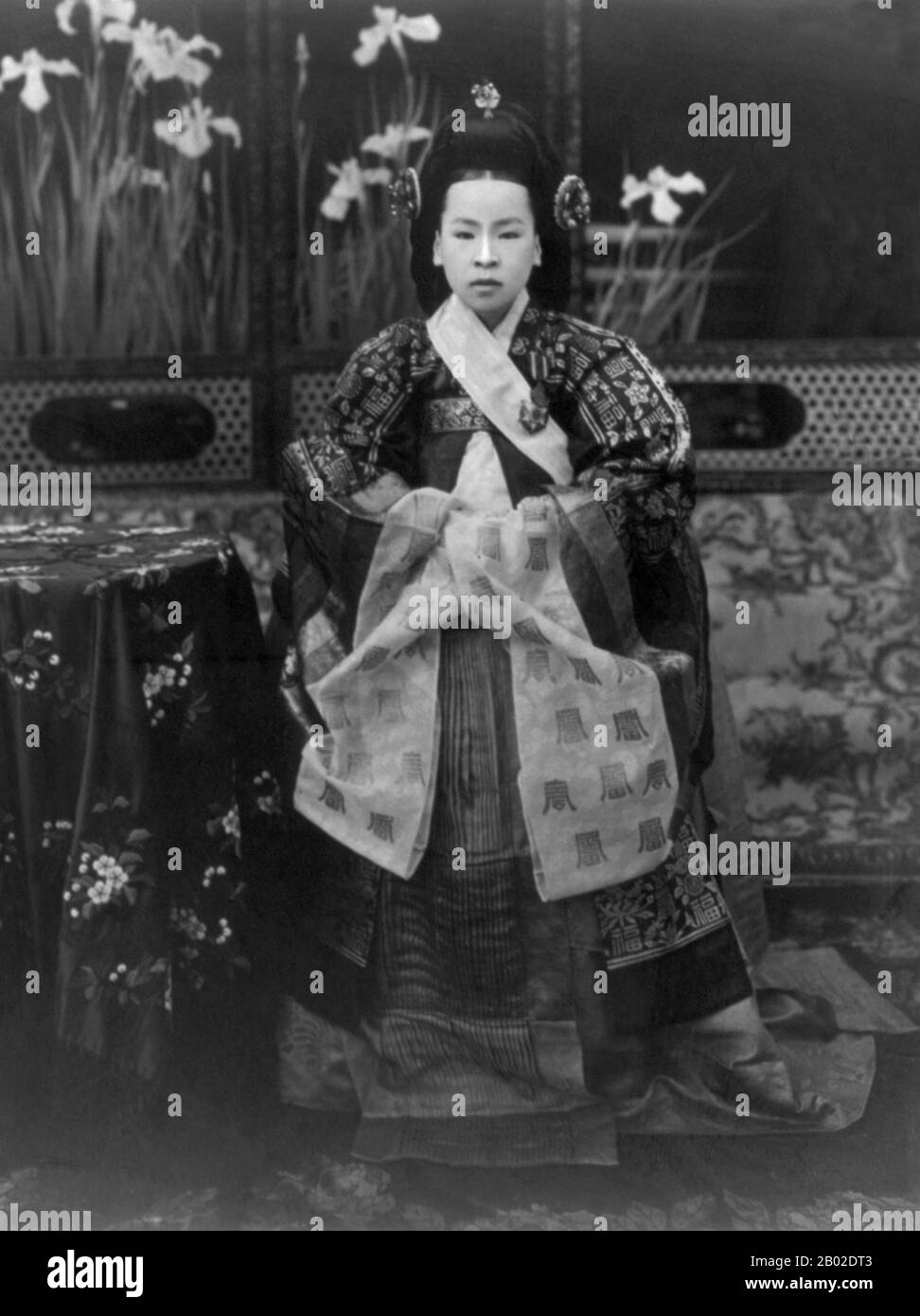 Imperatrice Sunmyeong dell'Impero Coreano (20 novembre 1872 – 20 luglio 1907) è stata la consorte dell'imperatore Yunghui, ultimo imperatore della dinastia Joseon e della Corea. Sunjong, l'imperatore Yunghui (1874-1926), era il secondo figlio dell'imperatore Gojong e servì come secondo (e ultimo) imperatore di Corea della dinastia Yi. Il suo regno durò solo dal 1907 al 1910, quando fu costretto ad abdicare dal Giappone, e visse per il resto della sua vita praticamente imprigionato nel suo palazzo. Foto Stock