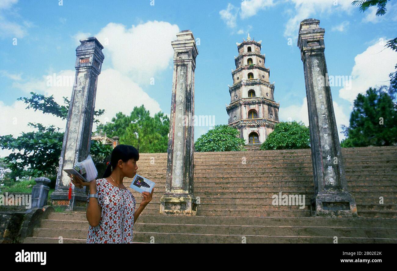 Vietnam: Un venditore di fronte alla pagoda Thien Mu, Hue. La Pagoda di Thien Mu fu costruita nel 1601 sotto Nguyen Hoang, il governatore della provincia di Thuan Hoa, ora nota come Hue. Anche se giurò fedeltà alla dinastia le ad Hanoi, Nguyen Hoang governò effettivamente Thuan Hoa come stato indipendente nel Vietnam centrale. La pagoda ha sette storie ed è la più alta del Vietnam, ed è spesso oggetto di rime popolari e poesie su Hue, che fu la capitale imperiale del Vietnam tra il 1802 e il 1945. Foto Stock