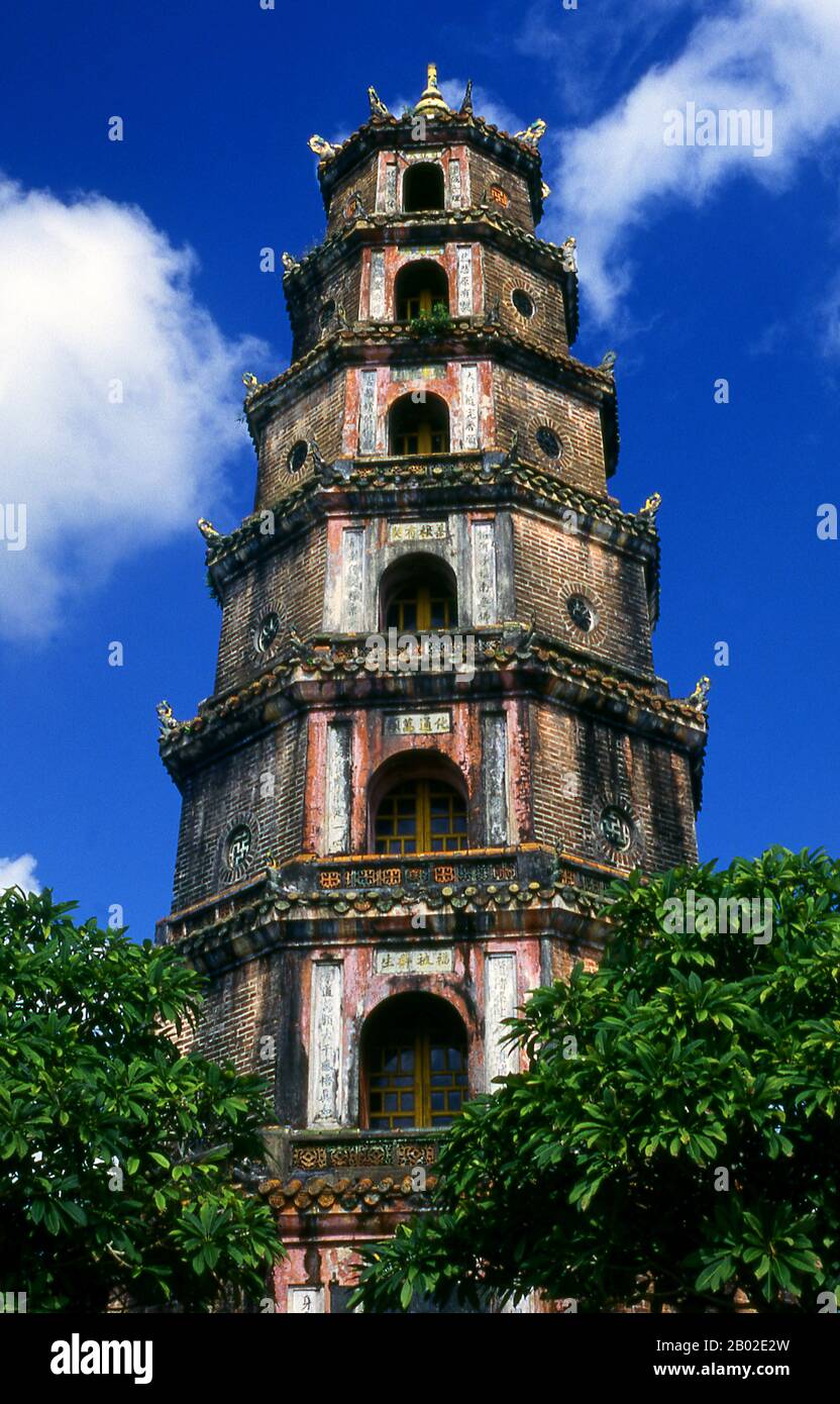 Vietnam: Thien Mu Pagoda, Hue. La Pagoda di Thien Mu fu costruita nel 1601 sotto Nguyen Hoang, il governatore della provincia di Thuan Hoa, ora nota come Hue. Anche se giurò fedeltà alla dinastia le ad Hanoi, Nguyen Hoang governò effettivamente Thuan Hoa come stato indipendente nel Vietnam centrale. La pagoda ha sette storie ed è la più alta del Vietnam, ed è spesso oggetto di rime popolari e poesie su Hue, che fu la capitale imperiale del Vietnam tra il 1802 e il 1945. Foto Stock