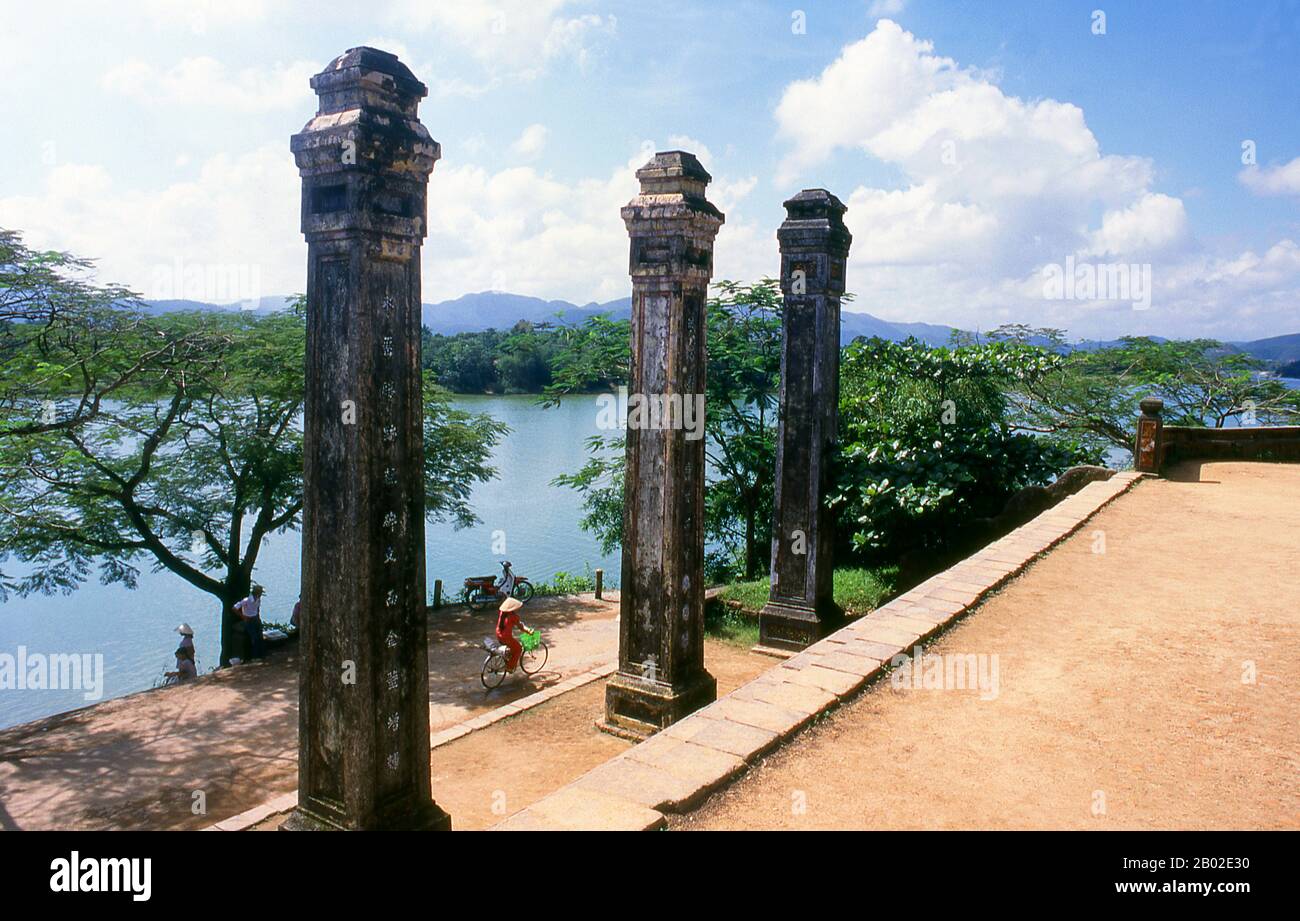 Vietnam: Il fiume Perfume che scorre di fronte alla Pagoda di Thien Mu, Hue. La Pagoda di Thien Mu fu costruita nel 1601 sotto Nguyen Hoang, il governatore della provincia di Thuan Hoa, ora nota come Hue. Anche se giurò fedeltà alla dinastia le ad Hanoi, Nguyen Hoang governò effettivamente Thuan Hoa come stato indipendente nel Vietnam centrale. La pagoda ha sette storie ed è la più alta del Vietnam, ed è spesso oggetto di rime popolari e poesie su Hue, che fu la capitale imperiale del Vietnam tra il 1802 e il 1945. Foto Stock