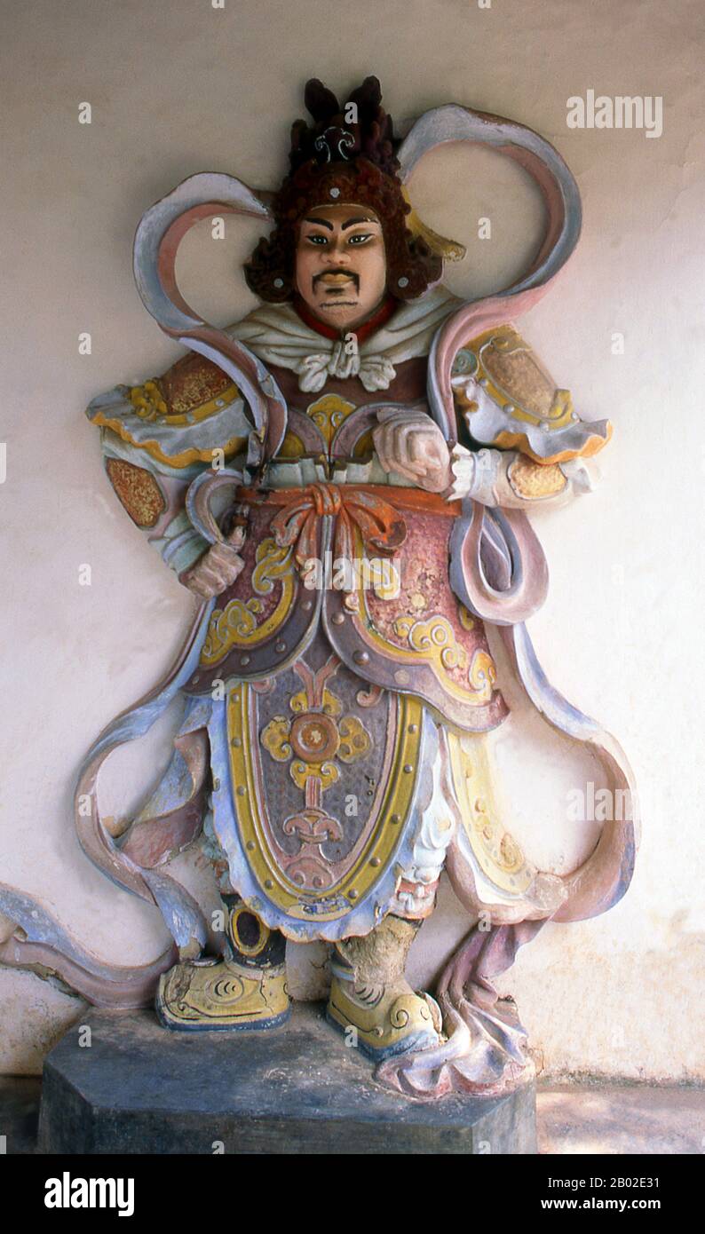Vietnam: Figura custode del tempio alla Pagoda di Thien Mu, Hue. La Pagoda di Thien Mu fu costruita nel 1601 sotto Nguyen Hoang, il governatore della provincia di Thuan Hoa, ora nota come Hue. Anche se giurò fedeltà alla dinastia le ad Hanoi, Nguyen Hoang governò effettivamente Thuan Hoa come stato indipendente nel Vietnam centrale. La pagoda ha sette storie ed è la più alta del Vietnam, ed è spesso oggetto di rime popolari e poesie su Hue, che fu la capitale imperiale del Vietnam tra il 1802 e il 1945. Foto Stock