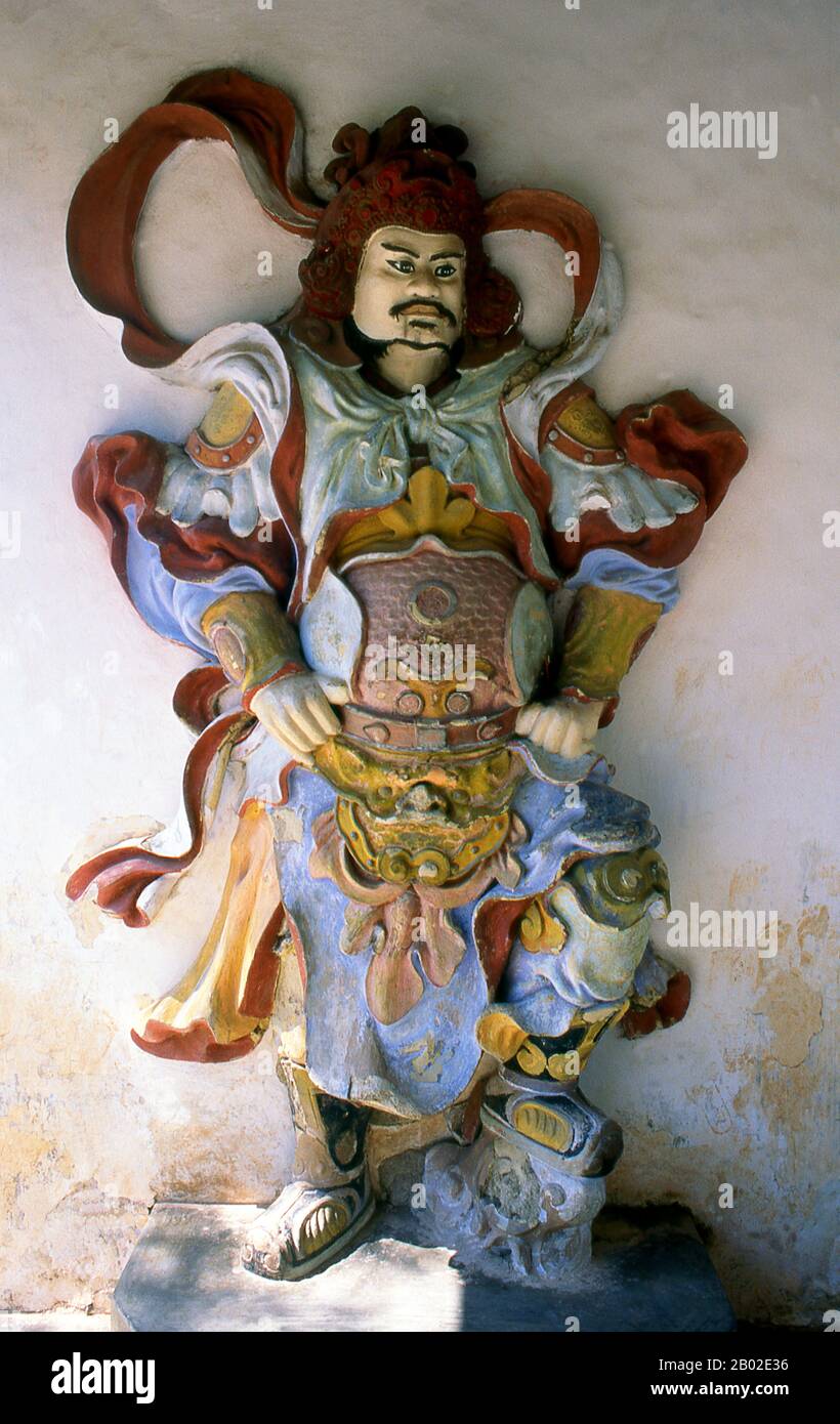 Vietnam: Figura custode del tempio alla Pagoda di Thien Mu, Hue. La Pagoda di Thien Mu fu costruita nel 1601 sotto Nguyen Hoang, il governatore della provincia di Thuan Hoa, ora nota come Hue. Anche se giurò fedeltà alla dinastia le ad Hanoi, Nguyen Hoang governò effettivamente Thuan Hoa come stato indipendente nel Vietnam centrale. La pagoda ha sette storie ed è la più alta del Vietnam, ed è spesso oggetto di rime popolari e poesie su Hue, che fu la capitale imperiale del Vietnam tra il 1802 e il 1945. Foto Stock