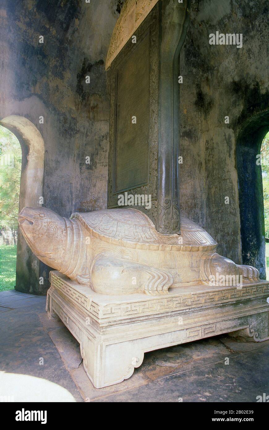 Vietnam: Una tartaruga di marmo con una stele di pietra sul retro (il testo sulla stele è stato scritto da Lord Nguyen Phuc Chu nel 1715 e descrive il tempio ed esalta il buddismo), Thien Mu Pagoda, Hue. La Pagoda di Thien Mu fu costruita nel 1601 sotto Nguyen Hoang, il governatore della provincia di Thuan Hoa, ora nota come Hue. Anche se giurò fedeltà alla dinastia le ad Hanoi, Nguyen Hoang governò effettivamente Thuan Hoa come stato indipendente nel Vietnam centrale. La pagoda ha sette storie ed è la più alta del Vietnam, ed è spesso oggetto di rime e poesie su Hue, che era la capitale imperiale del Vietnam. Foto Stock