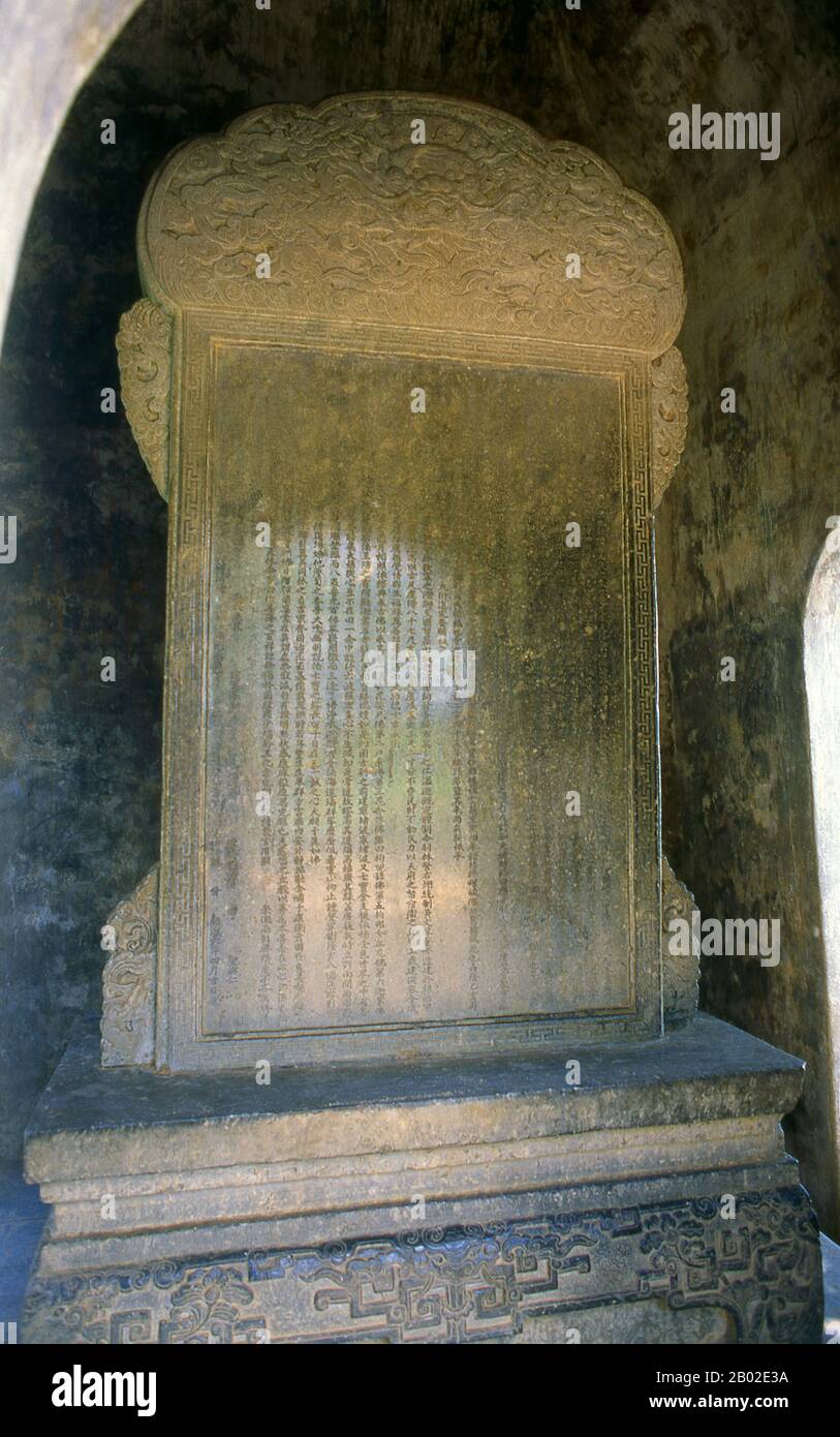 Vietnam: Una stele di pietra alla Pagoda di Thien Mu, Hue. La Pagoda di Thien Mu fu costruita nel 1601 sotto Nguyen Hoang, il governatore della provincia di Thuan Hoa, ora nota come Hue. Anche se giurò fedeltà alla dinastia le ad Hanoi, Nguyen Hoang governò effettivamente Thuan Hoa come stato indipendente nel Vietnam centrale. La pagoda ha sette storie ed è la più alta del Vietnam, ed è spesso oggetto di rime popolari e poesie su Hue, che fu la capitale imperiale del Vietnam tra il 1802 e il 1945. Foto Stock