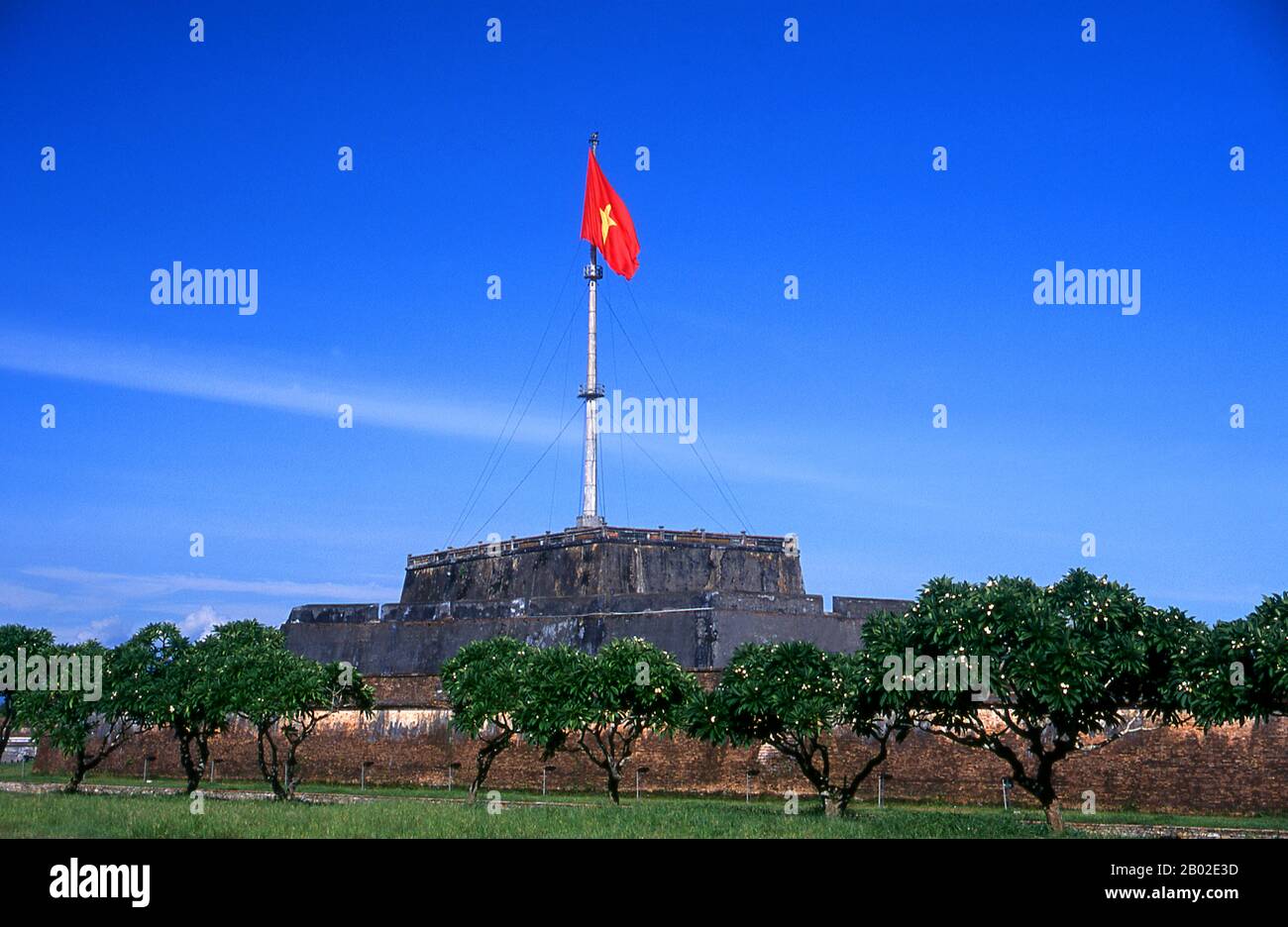 L'imperatore Gia Long ordinò la costruzione della Cittadella di Hue nel 1805. Il vasto complesso è costruito secondo le nozioni di fengshui o geomanzia cinese, ma seguendo i principi militari del noto architetto militare francese del 18th secolo Sebastien de Vauban. Il risultato è un ibrido insolito ed elegante, una città imperiale in stile cinese attentamente allineata con le colline circostanti, le isole e i corsi d'acqua, ma difesa da massicce mura di mattoni tra 6-12 metri di altezza e 2,5 metri di spessore, punteggiato da torri, bastioni, una massiccia terra glacis, e 24 bastioni di ispirazione Vauban. L'intero complesso era pelliccia Foto Stock