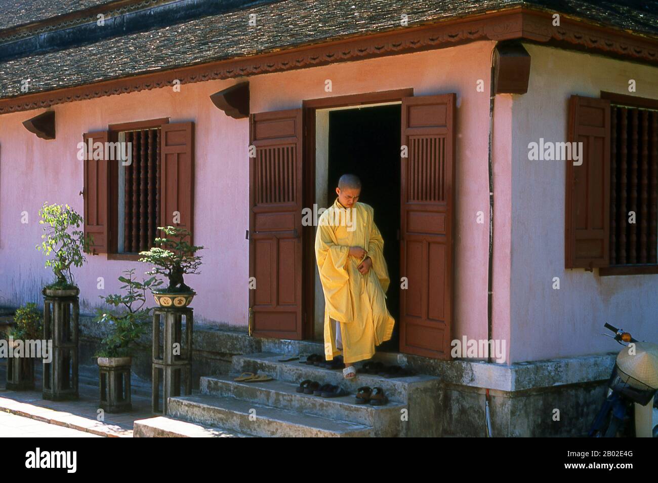 Vietnam: Monaco buddista, Thien Mu Pagoda, Hue. La Pagoda di Thien Mu fu costruita nel 1601 sotto Nguyen Hoang, il governatore della provincia di Thuan Hoa, ora nota come Hue. Anche se giurò fedeltà alla dinastia le ad Hanoi, Nguyen Hoang governò effettivamente Thuan Hoa come stato indipendente nel Vietnam centrale. La pagoda ha sette storie ed è la più alta del Vietnam, ed è spesso oggetto di rime popolari e poesie su Hue, che fu la capitale imperiale del Vietnam tra il 1802 e il 1945. Foto Stock