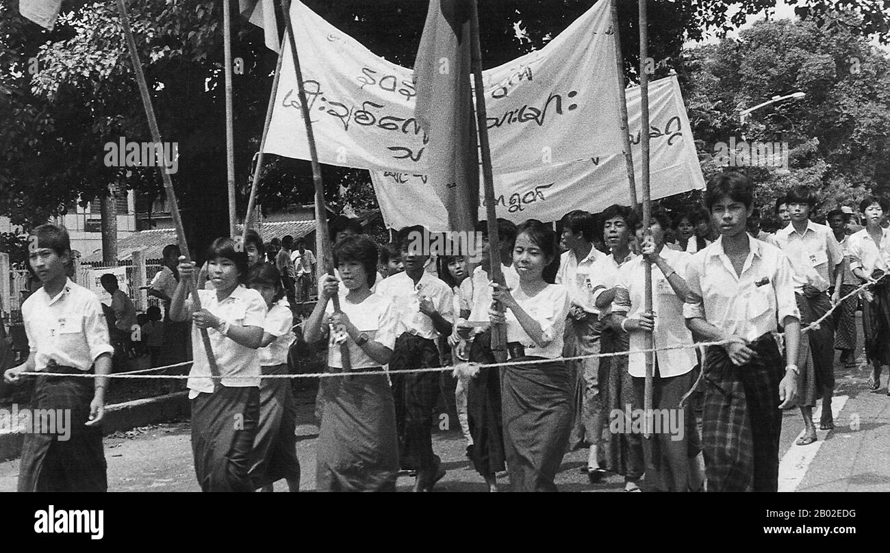 Le Proteste nazionaliste della Pro-Democracy (nota anche come People Power Uprising) del 8888 sono state una serie di marce, dimostrazioni, proteste e rivolte nella Repubblica socialista dell'Unione della Birmania (oggi comunemente conosciuta come Birmania o Myanmar). Gli eventi chiave si sono verificati l'8 agosto 1988, ed è quindi noto come 8888 Uprising. Foto Stock