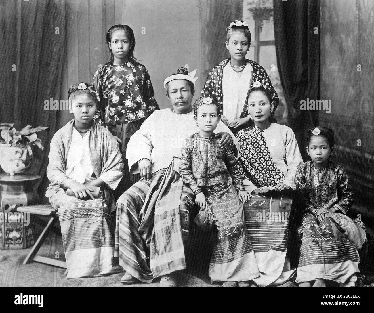 La conquista britannica della Birmania iniziò nel 1824 in risposta ad un tentativo birmano di invadere l'India. Nel 1886, e dopo due ulteriori guerre, la Gran Bretagna aveva incorporato l'intero paese nel Raj britannico. Per stimolare il commercio e facilitare i cambiamenti, gli inglesi portarono indiani e cinesi, che spostarono rapidamente i birmani nelle aree urbane. A questo giorno Rangoon e Mandalay hanno grandi popolazioni etniche indiane. Sono state costruite ferrovie e scuole, oltre a un gran numero di prigioni, tra cui la famigerata prigione di Inossein, allora come oggi utilizzata per i prigionieri politici. Il risentimento birmano era forte ed era vente Foto Stock