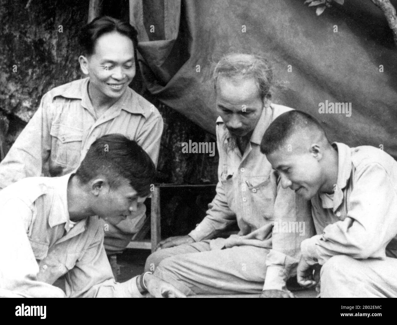 Hồ Chí Minh, nato Nguyễn a Sinh Cung (Nguyễn Ái Quốc, 19 maggio 1890 – 3 settembre 1969), è stato un leader rivoluzionario comunista vietnamita, primo ministro (1946–1955) e presidente (1945–1969) della Repubblica democratica del Vietnam (Vietnam del Nord). Formò la Repubblica Democratica del Vietnam e guidò il Viet Cong durante la guerra del Vietnam fino alla sua morte. Hồ guidò il movimento di indipendenza Viet Minh dal 1941 in poi, istituendo la Repubblica Democratica del Vietnam governata dal comunismo nel 1945 e sconfiggendo l'Unione francese nel 1954 a Dien Bien Phu. Ha perso il potere politico all'interno di No Foto Stock