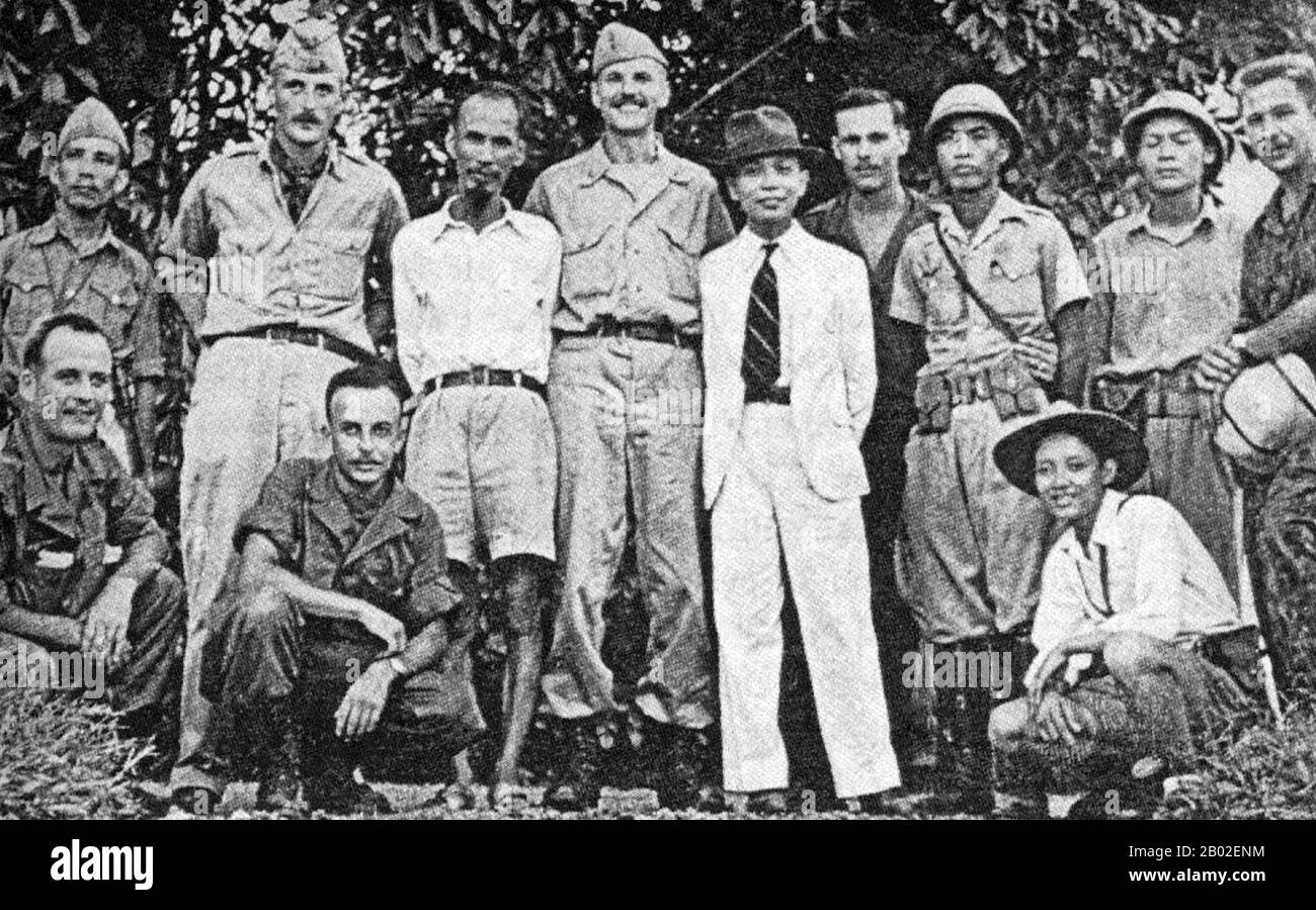 Nel luglio 1945 Special Operations Team numero 13, chiamato in codice 'Deer', paracadutato in un campo giungla chiamato Tan Trao, 100km da Hanoi, con le indicazioni per procedere alla sede centrale di ho Chi Minh. La loro missione era quella di istituire una squadra di guerriglia da 50 a 100 uomini per attaccare e interdire la ferrovia da Hanoi a Lang Son per impedire ai giapponesi di entrare in Cina. Dovevano anche trovare target giapponesi come basi militari e depositi, e inviare di nuovo agli agenti OSS in Cina qualsiasi tipo di intelligenza potessero. E dovevano fornire i rapporti del tempo per le gocce d'aria e le forze dell'aria dell'esercito degli Stati Uniti (USAAF) op Foto Stock