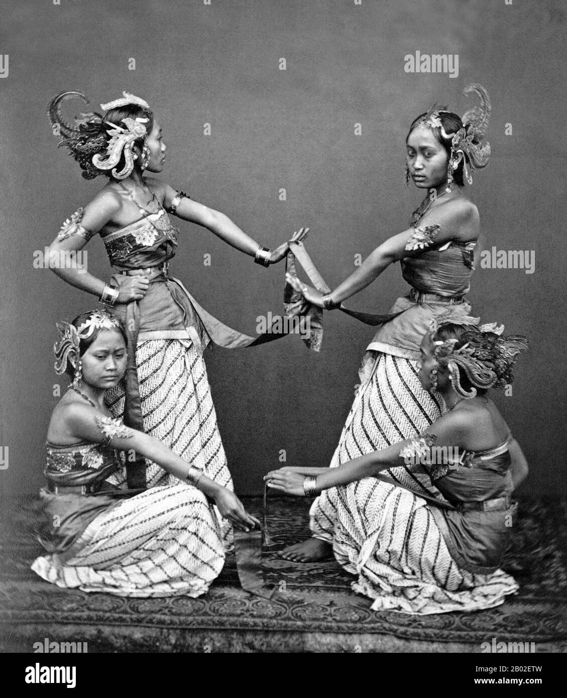 La danza giavanese comprende le danze e le forme d'arte create e influenzate dalla cultura giavanese. La danza giavanese è solitamente associata a una cultura cortese, raffinata e sofisticata dei kratoni giavanesi, come la danza Bedhaya e Srimpi. Tuttavia, in un senso più ampio, la danza giavanese include anche le danze dei comuni giavanesi e degli abitanti del villaggio come Ronggeng, Tayub, Reog e Kuda Lumping. La danza giavanese è di solito associata a Wayang wong, e i palazzi di Yogyakarta e Surakarta a causa della natura della danza che è un pusaka o sacro cimelio da antenati dei governanti del palazzo. Questi ex Foto Stock
