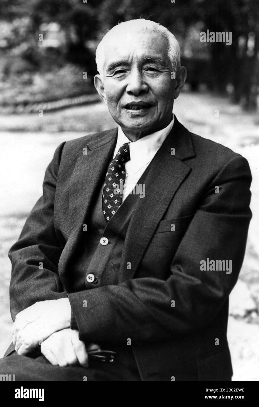 Nato nel 1901 in un'antica città, Shaoxing, Provincia di Zhejiang, il Sig. Pai-Chuan Tao si è laureato in letteratura e diritto all'Università di diritto di Shanghai. Nel 1934 si recò all'Università di Harvard per studiare legge e politica. Dopo il suo ritorno in Cina, ha pubblicato diverse decine di libri sul diritto, sul sistema politico e sulla politica internazionale che hanno introdotto nuove idee e contribuito in modo significativo all’evoluzione delle istituzioni politiche cinesi. Inoltre, il sig. Tao ha servito su varie posizioni nel governo e Kuomintang (il partito nazionalista). Il Sig. Tao è stato ampiamente rispettato un Foto Stock