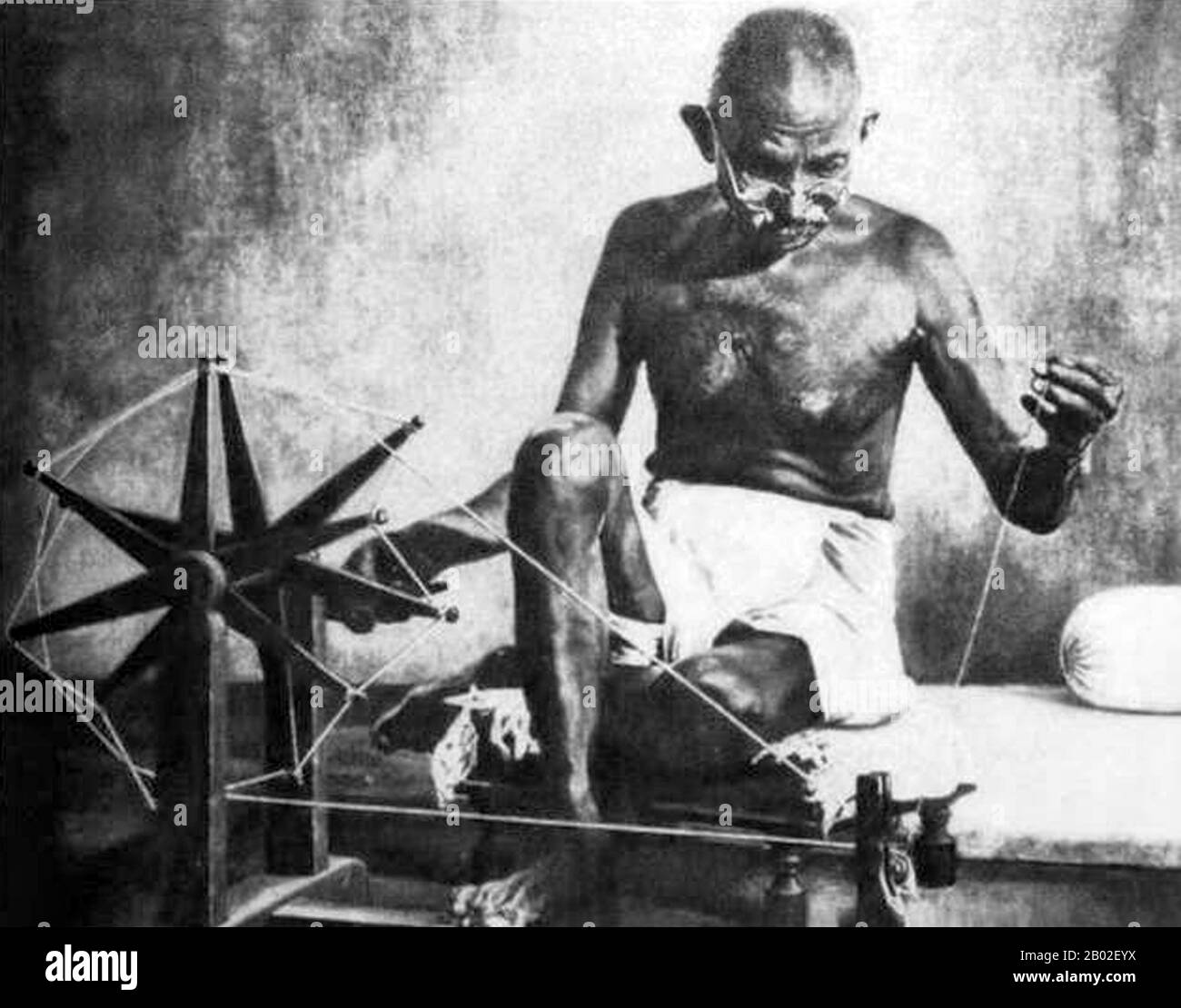Mohandas Karamchand Gandhi (2 ottobre 1869 – 30 gennaio 1948) è stato il leader politico e ideologico preminente dell’India durante il movimento indiano per l’indipendenza. Fu il primo a satyagraha. Questo è definito come resistenza alla tirannia attraverso la disobbedienza civile di massa, una filosofia fondata saldamente sull'ahimsa, o totale non-violenza. Questo concetto ha aiutato l'India ad ottenere l'indipendenza e ha ispirato i movimenti per i diritti civili e la libertà in tutto il mondo. Gandhi è spesso chiamato Mahatma Gandhi o 'Grande anima', un primo onorifico applicato a lui da Rabindranath Tagore. In India è anche chiamato Bapu (Guj Foto Stock