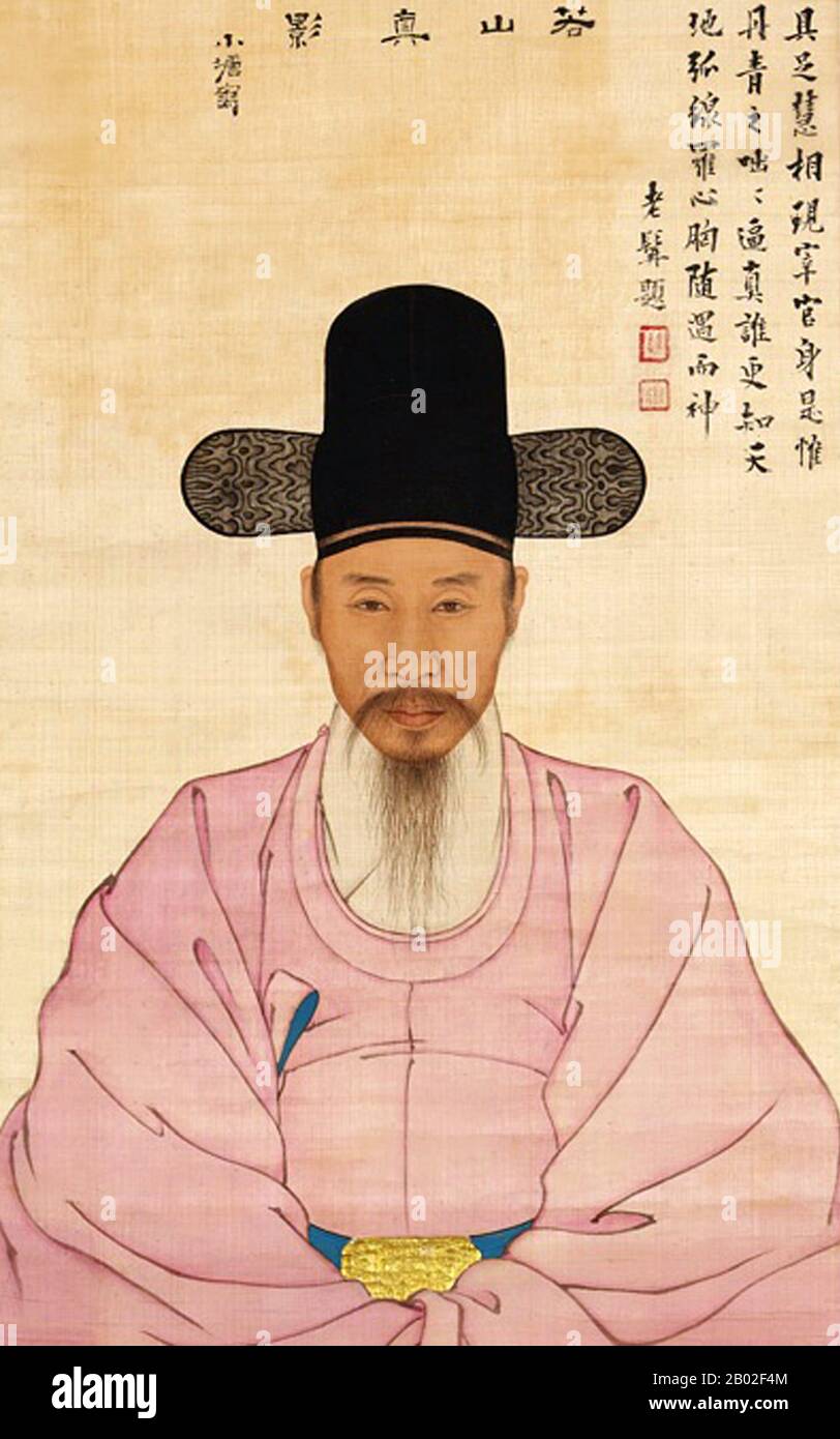 Kang Yi-o (1788-?), che usò il nome di penna Yaksan, era un nipote del famoso studioso-pittore Kang Se-hwang. In questo ritratto a mezza lunghezza, completamente frontale, è raffigurato con un abito rosa (sibok) e un cappello di seta nera. Il colophon in cima, lodando l'aspetto saggio del soggetto e la somiglianza realistica dell'immagine, è stato scritto dal famoso calligrafo Kim Jeong-hui. Foto Stock