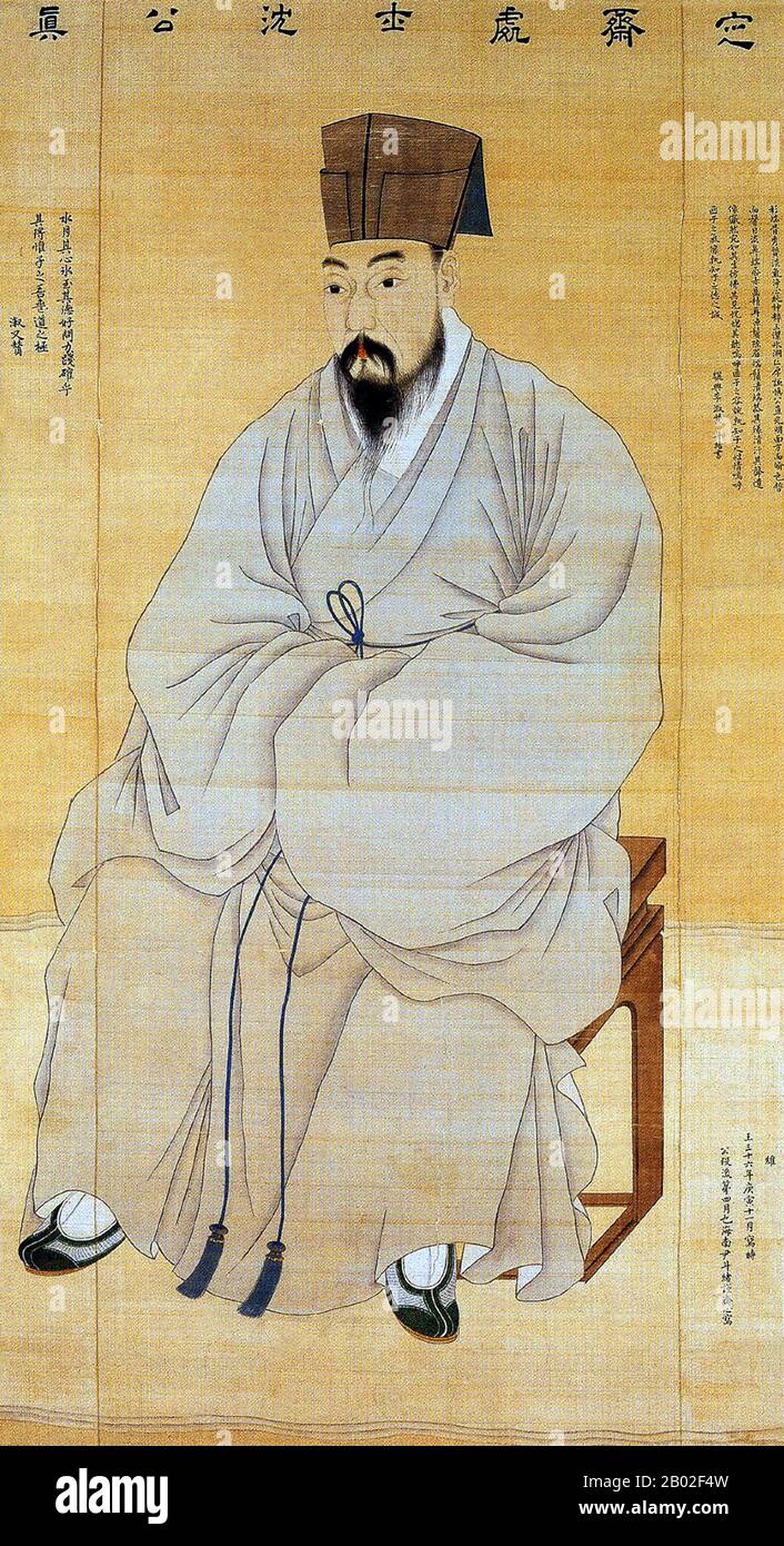 Corea: Ritratto dello studioso e funzionario pubblico Shim Deuk-gyeong (1629-1710). Rotolo sospeso di Yun Du-seo (1668-1715), metà periodo Joseon, 1710. Poco si sa di Shim Deuk-gyeong, tranne che ha superato l'esame del servizio civile inferiore nel 1693, diciannovesimo anno del re Sukjong. In questo ritratto indossa un soprabito di studioso confuciano e un cappello di cavallo nero a livelli e si siede su uno sgabello, in una vista di tre quarti da sinistra. I due colofoni, entrambi composti da Yi Seo, rivelano che il ritratto è stato dipinto da Yun Du-seo nell'undicesimo mese del 1710, quattro mesi dopo la morte di Shim. Foto Stock