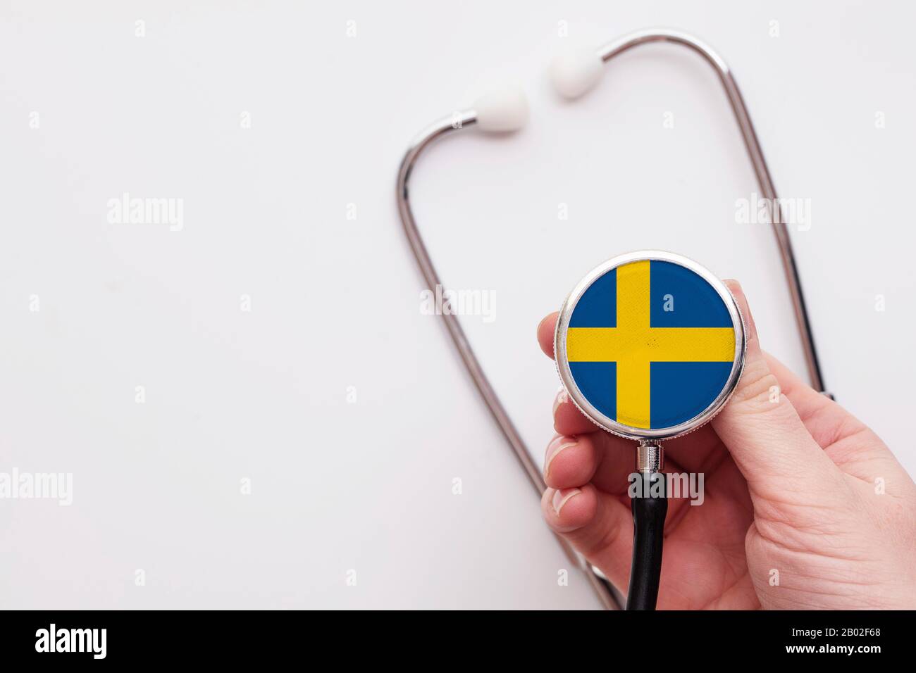 Concetto di assistenza sanitaria in Svezia. Medico che detiene uno stetoscopio medico. Foto Stock