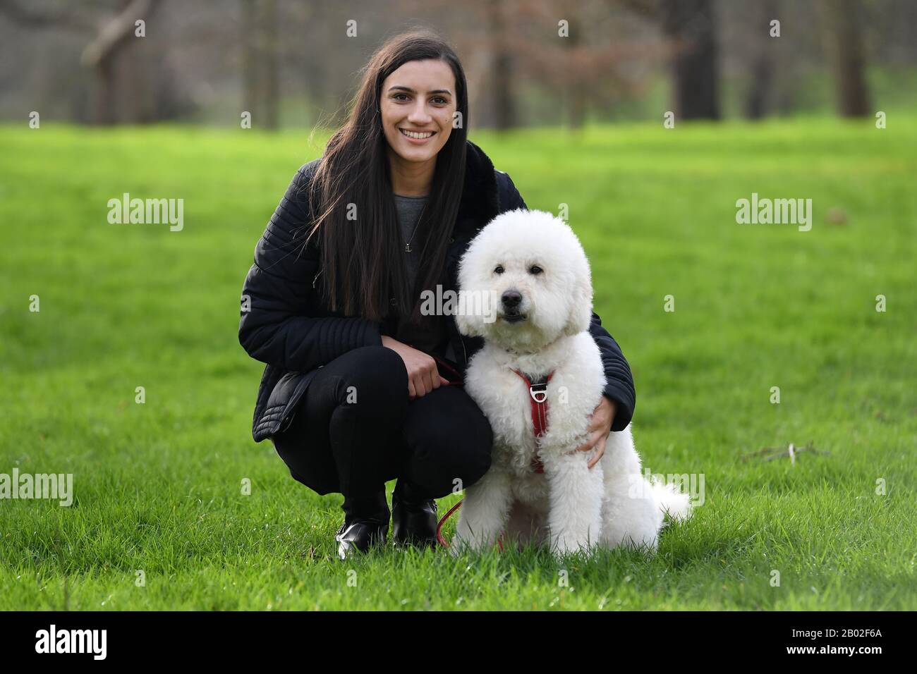 Hayley Byrne-Inghiatevi con il suo cane Ellie, uno dei finalisti per Friends for Life 2020, in occasione di un evento di lancio per i Crufts e Friends for Life in Green Park di Londra di quest'anno. Foto Stock