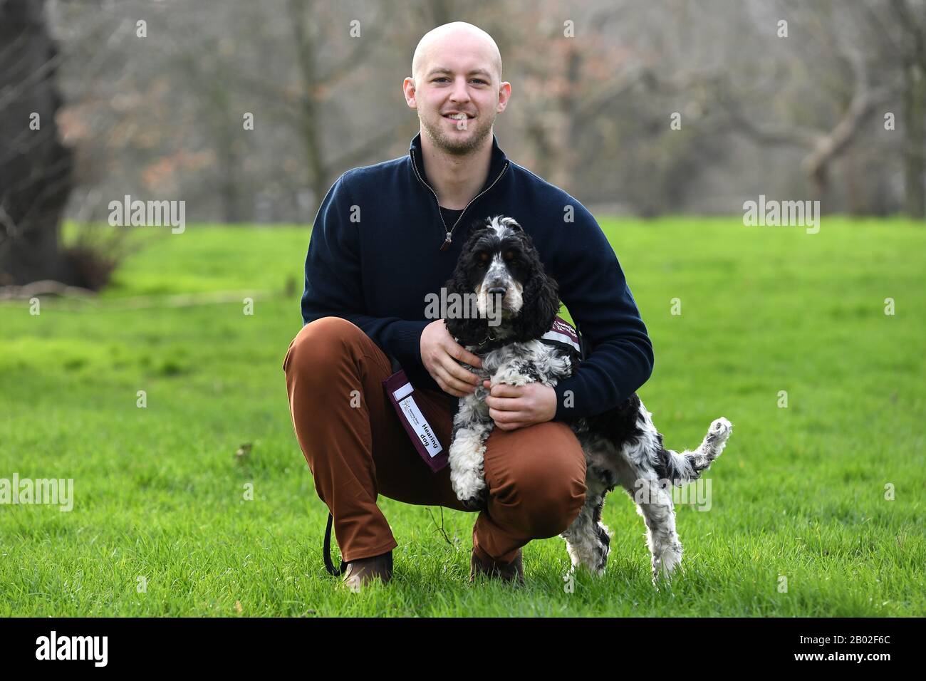 Graham Sage con il suo cane Jovi, uno dei finalisti di Friends for Life 2020, in occasione di un evento di lancio per i Crufts e Friends for Life in Green Park di Londra. Foto Stock