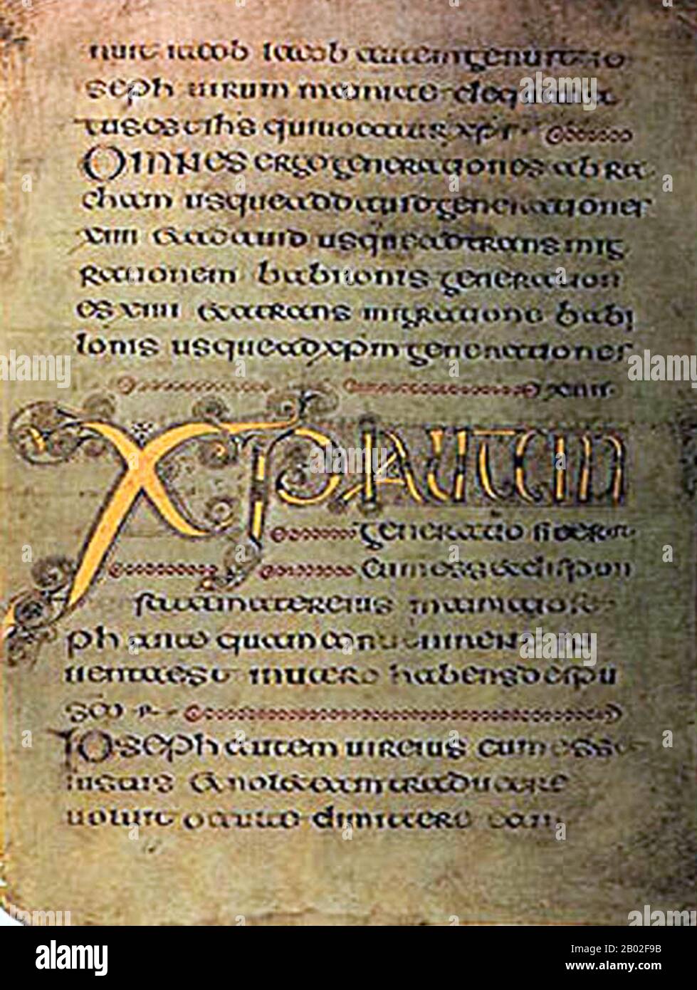 Il libro di Durrow è un libro del vangelo manoscritto illuminato medievale in stile di arte insulare. Probabilmente è stato creato tra 650 e 700 CE. Il luogo della creazione potrebbe essere stata Durrow Abbey in Irlanda o un monastero in Northumbria nel nord-est dell'Inghilterra (dove il monastero di Lindisfarne sarebbe il probabile candidato) o forse Iona Abbey nella Scozia occidentale -- il luogo di origine è stato discusso dagli storici per decenni senza che emergesse un consenso. Il libro di Durrow era certamente all'Abbazia di Durrow da 916. Oggi è nella biblioteca del Trinity College di Dublino (MS A.4. 5. (57)). Foto Stock
