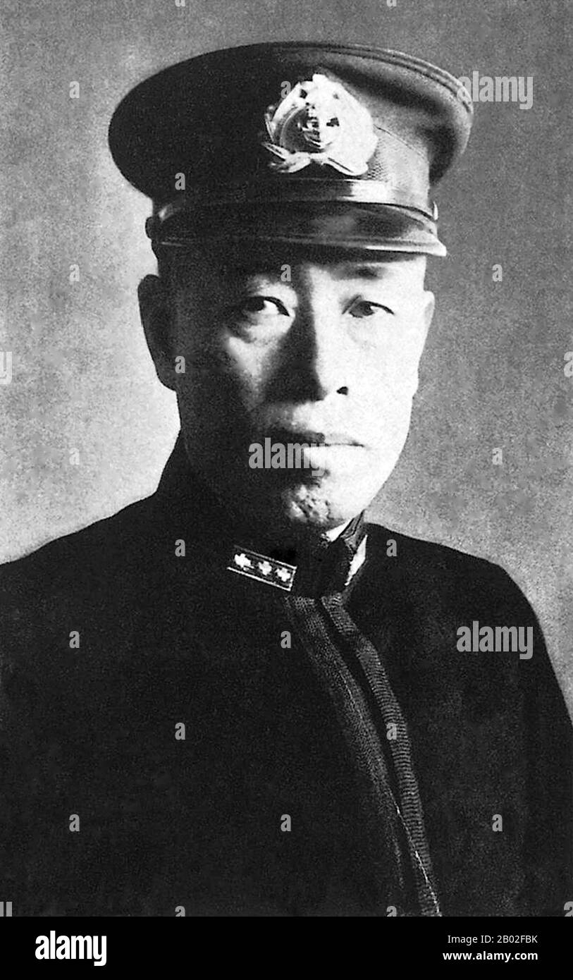 Isoroku Yamamoto (山本 五十六 Yamamoto Isoroku, 4 aprile 1884 – 18 aprile 1943) è stato un . Yamamoto ha ricoperto diversi importanti incarichi nella Marina Imperiale Giapponese, e ha intrapreso molti dei suoi cambiamenti e riorganizzazioni, in particolare il suo sviluppo dell'aviazione navale. Fu comandante in capo durante i primi anni decisivi della guerra del Pacifico e fu responsabile di battaglie importanti come Pearl Harbor e Midway. È morto quando gli interruttori di codice americani hanno identificato Foto Stock