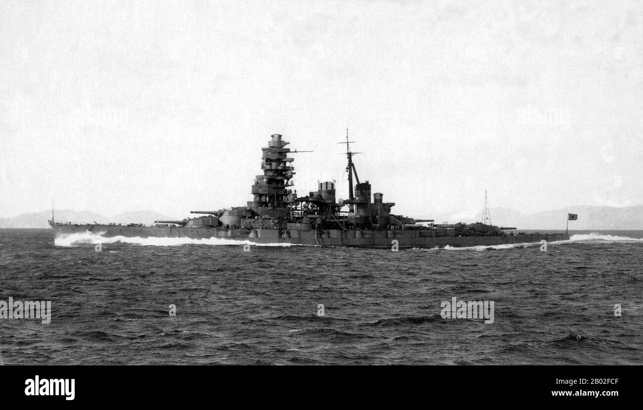 Yamato (大和?), che prende il nome dall'antica provincia giapponese di Yamato, era la nave principale della classe Yamato di navi da guerra che servivano con la Marina imperiale giapponese durante la seconda guerra mondiale Lei e la sua nave sorella, Musashi, erano le corazzate più pesanti e potenti mai costruite, spostando 72.800 tonnellate a pieno carico e armati di nove cannoni principali da 46 cm (18,1 pollici). Nessuna nave è sopravvissuta alla guerra. Stabilito nel 1937 e formalmente commissionato una settimana dopo l'attacco di Pearl Harbor alla fine del 1941, Yamato fu progettato per contrastare la flotta numericamente superiore di navi da guerra degli Stati Uniti, J. Foto Stock Yamato (大和?), che prende il nome dall'antica provincia giapponese di Yamato, era la nave principale della classe Yamato di navi da guerra che servivano con la Marina imperiale giapponese durante la seconda guerra mondiale Lei e la sua nave sorella, Musashi, erano le corazzate più pesanti e potenti mai costruite, spostando 72.800 tonnellate a pieno carico e armati di nove cannoni principali da 46 cm (18,1 pollici). Nessuna nave è sopravvissuta alla guerra. Stabilito nel 1937 e formalmente commissionato una settimana dopo l'attacco di Pearl Harbor alla fine del 1941, Yamato fu progettato per contrastare la flotta numericamente superiore di navi da guerra degli Stati Uniti, J. Foto Stock