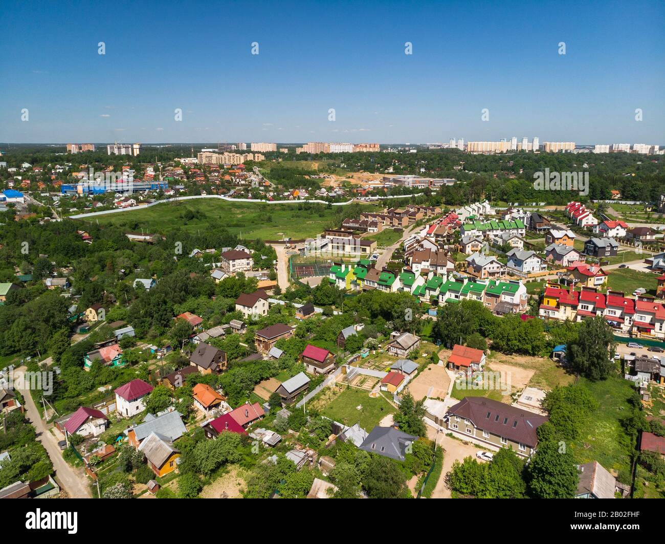 Case basse in un villaggio nei sobborghi di Mosca, Russia Foto Stock