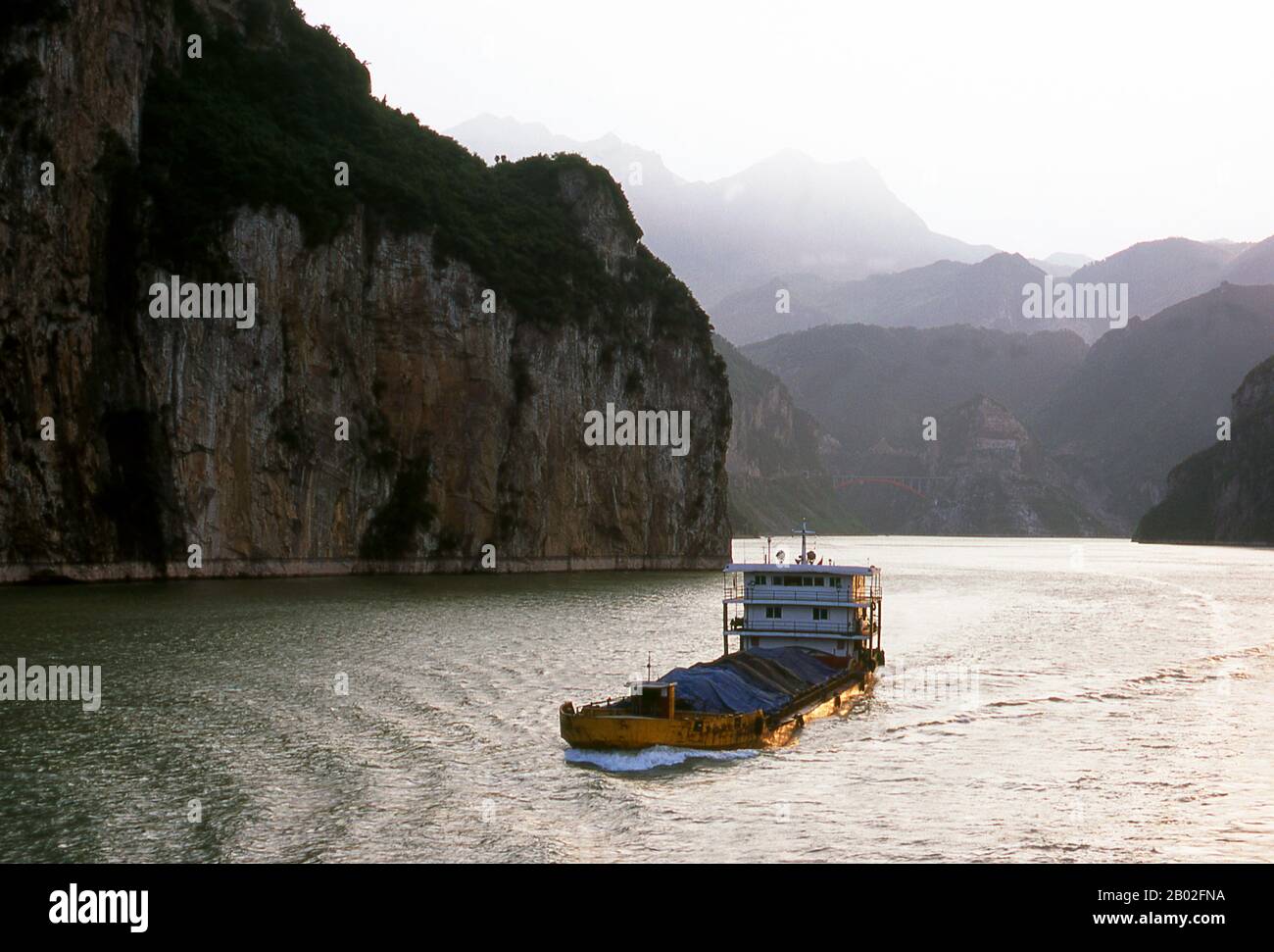 Le Tre Gole o le Gole di Yangtze si estendono dalle città occidentali di Fengjie e Yichang nel comune di Chongqing ad est, a valle della provincia di Hubei. La regione del fiume Yangtze (Chang Jiang) - Tre gole ha una lunghezza totale di circa 200 chilometri (120 miglia). Le Tre Gole occupano circa 120 chilometri all'interno di questa regione. Il Chang Jiang (fiume Yangzi) è il fiume più lungo della Cina e il terzo più lungo del mondo. Conosciuto a monte come Golden Sand River, scorre attraverso il cuore geografico, spirituale e storico della Cina. Dalla sua fonte nella Tanggula Foto Stock