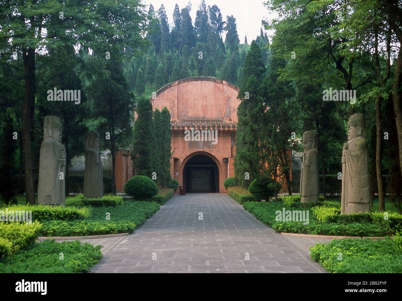 Wang Jian (王建) (847 – 11 luglio 918 CE), nome di cortesia Guangtu (光圖), formalmente imperatore Gaozu di (Ex) Shu ((前)蜀高祖), fu l'imperatore fondatore delle Cinque dinastie cinesi e del periodo dei dieci regni Ex Shu. Ha iniziato la sua carriera come ufficiale dell'esercito sotto i generali Yang Fuguang e Tian Lingzi della Dinastia Tang, alla fine prendendo il controllo della moderna regione di Sichuan e Chongqing, fondando il suo stato dopo la distruzione di Tang. Chengdu, conosciuta in precedenza come Chengtu, è la capitale della provincia del Sichuan nella Cina sud-occidentale. All'inizio del 4th secolo a.C., la 9th Kpuntamento re dell'antica Sh Foto Stock