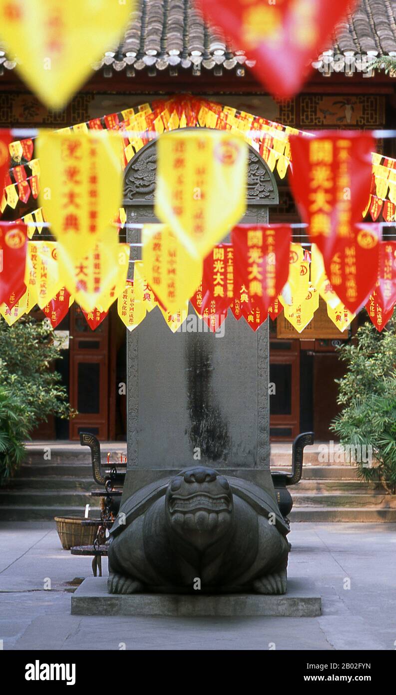 Qingyang Gong Shi (Tempio del Palazzo di Goat Verde) è il più antico e più grande tempio Daoista del sud-ovest della Cina. Si trova nella parte occidentale della città di Chengdu. Originariamente costruito nella Dinastia Tang (618-907), questo tempio è stato ricostruito e riparato molte volte. Gli edifici esistenti furono costruiti per lo più durante la Dinastia Qing (1644-1911). Secondo la leggenda, Qing Yang Gong si dice sia il luogo di nascita del fondatore del Taoismo, Lao Tsu / Laozi, ed è dove ha dato il suo primo sermone. Chengdu, conosciuta in precedenza come Chengtu, è la capitale della provincia del Sichuan nella Cina sud-occidentale. Nell'orecchio Foto Stock