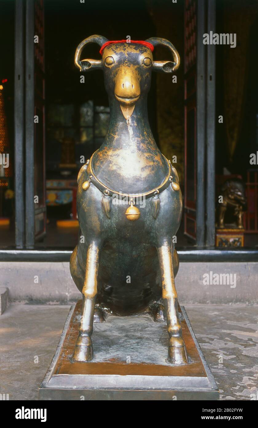 Qingyang Gong Shi (Tempio del Palazzo di Goat Verde) è il più antico e più grande tempio Daoista del sud-ovest della Cina. Si trova nella parte occidentale della città di Chengdu. Originariamente costruito nella Dinastia Tang (618-907), questo tempio è stato ricostruito e riparato molte volte. Gli edifici esistenti furono costruiti per lo più durante la Dinastia Qing (1644-1911). Secondo la leggenda, Qing Yang Gong si dice sia il luogo di nascita del fondatore del Taoismo, Lao Tsu / Laozi, ed è dove ha dato il suo primo sermone. Chengdu, conosciuta in precedenza come Chengtu, è la capitale della provincia del Sichuan nella Cina sud-occidentale. Nell'orecchio Foto Stock