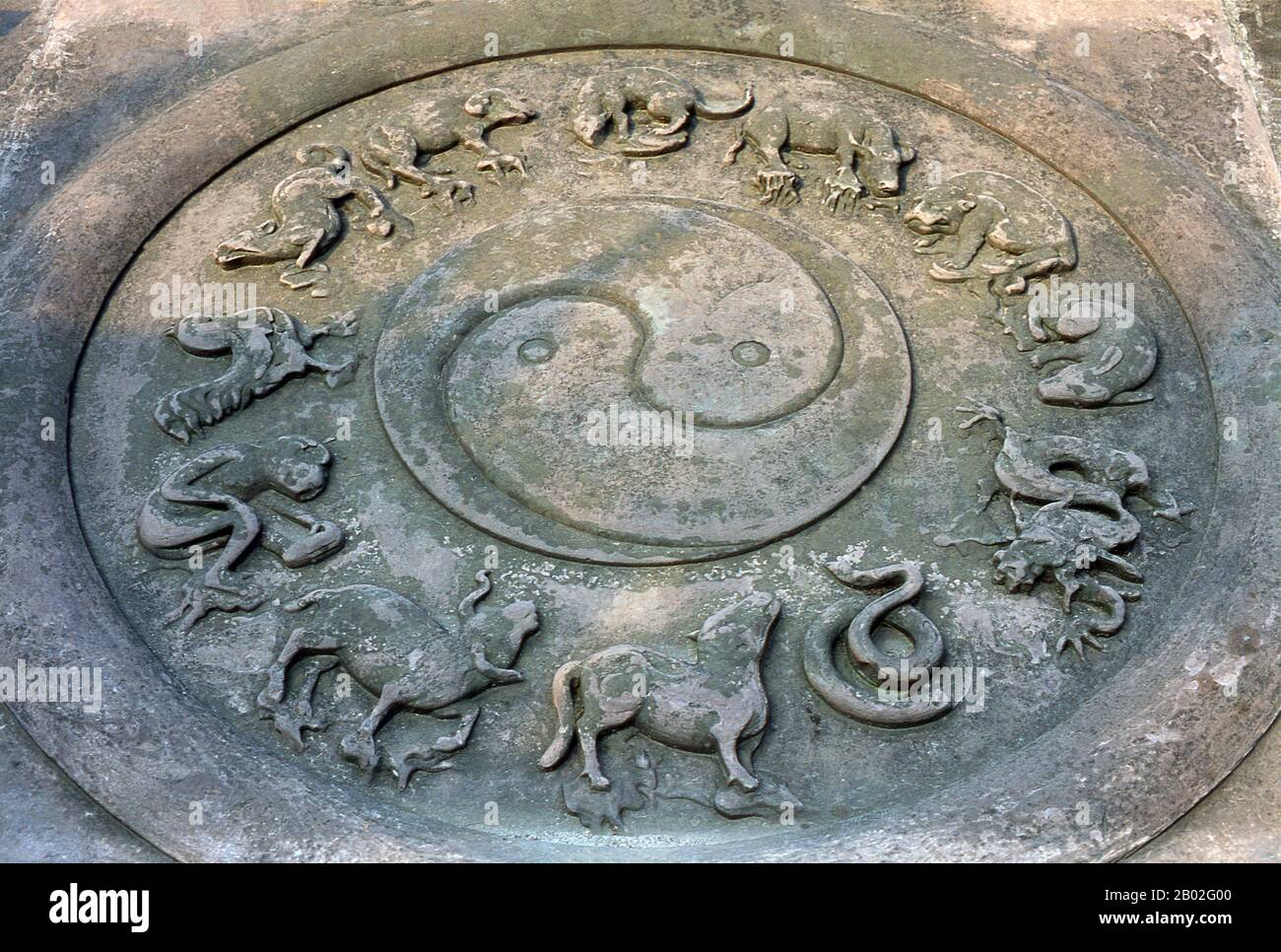 Qingyang Gong Shi (Tempio del Palazzo di Goat Verde) è il più antico e più grande tempio Daoista del sud-ovest della Cina. Si trova nella parte occidentale della città di Chengdu. Originariamente costruito nella Dinastia Tang (618-907), questo tempio è stato ricostruito e riparato molte volte. Gli edifici esistenti furono costruiti per lo più durante la Dinastia Qing (1644-1911). Secondo la leggenda, Qing Yang Gong si dice sia il luogo di nascita del fondatore del Taoismo, Lao Tsu / Laozi, ed è dove ha dato il suo primo sermone. Chengdu, conosciuta in precedenza come Chengtu, è la capitale della provincia del Sichuan nella Cina sud-occidentale. Nell'orecchio Foto Stock