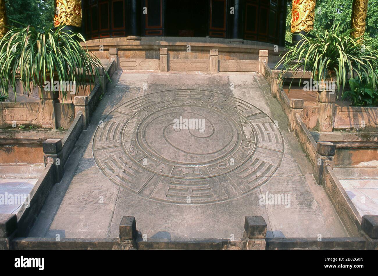 Qingyang Gong Shi (Tempio del Palazzo di Goat Verde) è il più antico e più grande tempio Daoista del sud-ovest della Cina. Si trova nella parte occidentale della città di Chengdu. Originariamente costruito nella Dinastia Tang (618-907), questo tempio è stato ricostruito e riparato molte volte. Gli edifici esistenti furono costruiti per lo più durante la Dinastia Qing (1644-1911). Secondo la leggenda, Qing Yang Gong si dice sia il luogo di nascita del fondatore del Taoismo, Lao Tsu / Laozi, ed è dove ha dato il suo primo sermone. Chengdu, conosciuta in precedenza come Chengtu, è la capitale della provincia del Sichuan nella Cina sud-occidentale. Nell'orecchio Foto Stock