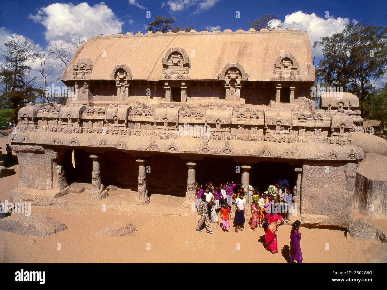 Pancha Rathas è un esempio di architettura monolitica di roccia indiana. Risalente alla fine del 7th secolo, è attribuito al regno di re Mahendravarman i e suo figlio Narasimhavarman i (630–680 CE; chiamato anche Mamalla, o 'grande guerriero') del regno Pallava. Mahabalipuram, conosciuto anche come Mamallapuram (Tamil: மாமல்லபுரம்) è un'antica città storica ed è stato un vivace porto marittimo fin dal 1st secolo CE. Nel 7th Secolo fu la principale città portuale della dinastia Pallava dell'India meridionale. I monumenti storici visti oggi sono stati costruiti in gran parte tra il 7th e il 9th secolo C. Foto Stock