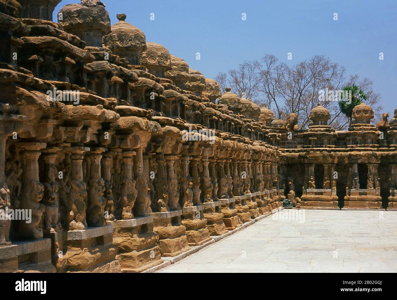 Il tempio Kailasanathar (Signore del Monte Cosmico) è un tempio indù in stile architettonico Dravidiano. È dedicato al dio Shiva, ed è stato costruito tra 685 e 705 CE dal governatore della dinastia Pallava Rajasimha. La costruzione fu completata dal figlio di Raajasimha, Mahendra Varma. Foto Stock