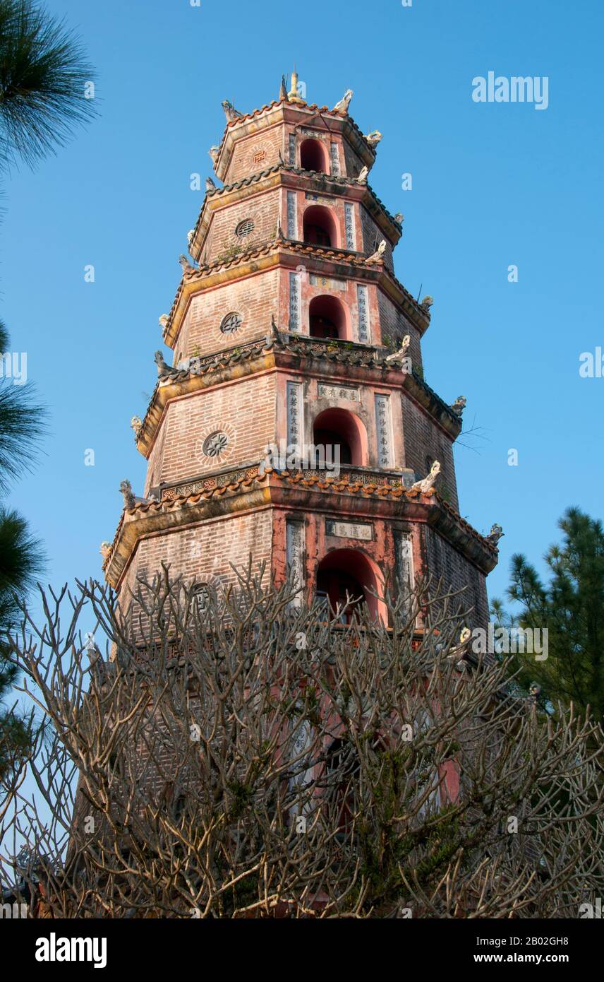 Vietnam: Thien Mu Pagoda, Hue. La Pagoda di Thien Mu fu costruita nel 1601 sotto Nguyen Hoang, il governatore della provincia di Thuan Hoa, ora nota come Hue. Anche se giurò fedeltà alla dinastia le ad Hanoi, Nguyen Hoang governò effettivamente Thuan Hoa come stato indipendente nel Vietnam centrale. La pagoda ha sette storie ed è la più alta del Vietnam, ed è spesso oggetto di rime popolari e poesie su Hue, che fu la capitale imperiale del Vietnam tra il 1802 e il 1945. Foto Stock