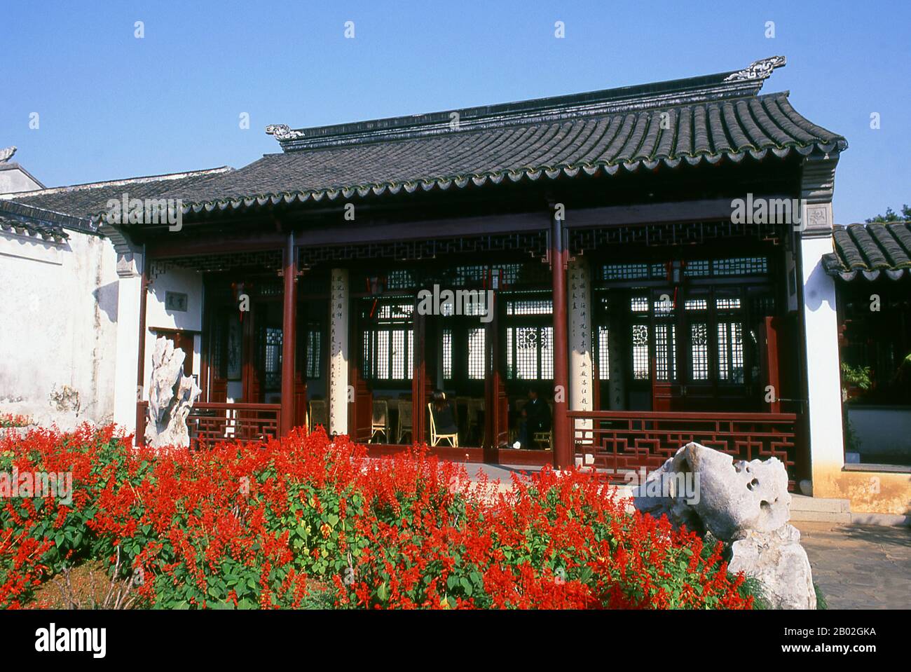 Suzhou, la città dei canali e dei giardini, è stata chiamata la ‘Venezia dell’Est’ da Marco Polo. Un antico proverbio cinese afferma: ‘in cielo c’è il Paradiso; sulla Terra c’è Suzhou’. La storia d’amore della città con giardini risale a 2.500 anni fa e continua ancora. Al tempo della dinastia Ming (1368-1644) vi erano 250 giardini, di cui circa un centinaio sopravvivono, anche se solo alcuni sono aperti al pubblico. Foto Stock