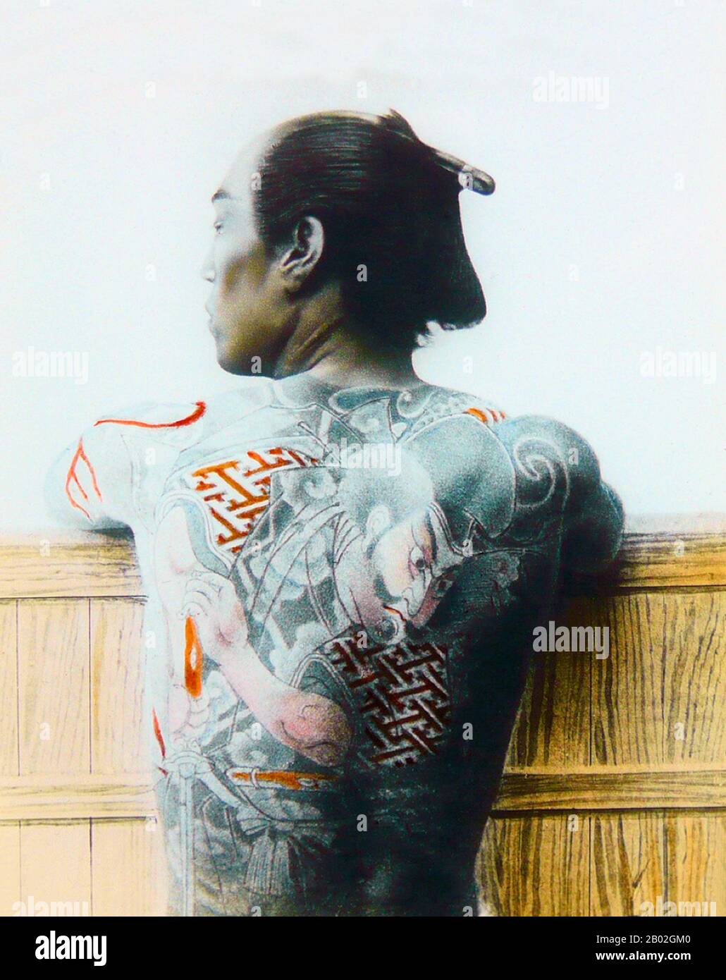 Irezumi (入れ墨, 入墨, 紋身, 刺花, 剳青, 黥 o 刺青) è una parola giapponese che si riferisce all'inserimento di inchiostro sotto la pelle per lasciare un segno permanente, solitamente decorativo; una forma di tatuaggio. La parola può essere scritta in diversi modi, ognuno con connotazioni leggermente diverse. Il modo più comune di scrivere irezumi è con i caratteri cinesi 入れ墨 o 入墨, letteralmente significa 'inserire inchiostro'. I caratteri 紋身 (anche pronunciato bunshin) suggeriscono 'decorating the body'. 剳青 è più esoterico, essendo scritto con i caratteri per 'stay' o 'retmain' e 'blue' o 'green', e probabilmente si riferisce all'aspetto del m Foto Stock