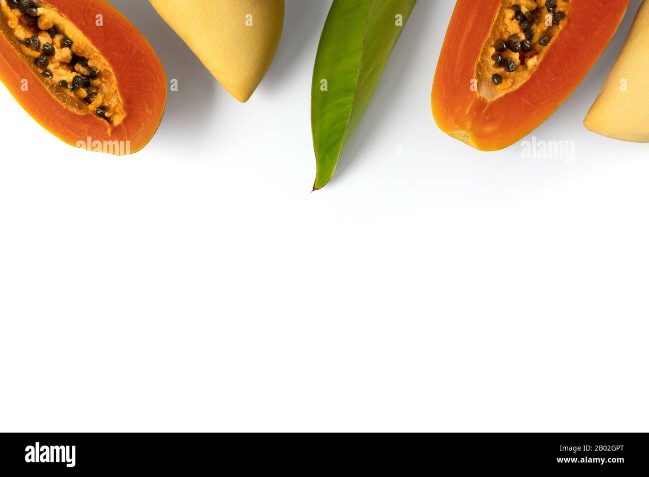 Layout creativo fatto di frutta e foglie tropicali estive Foto Stock