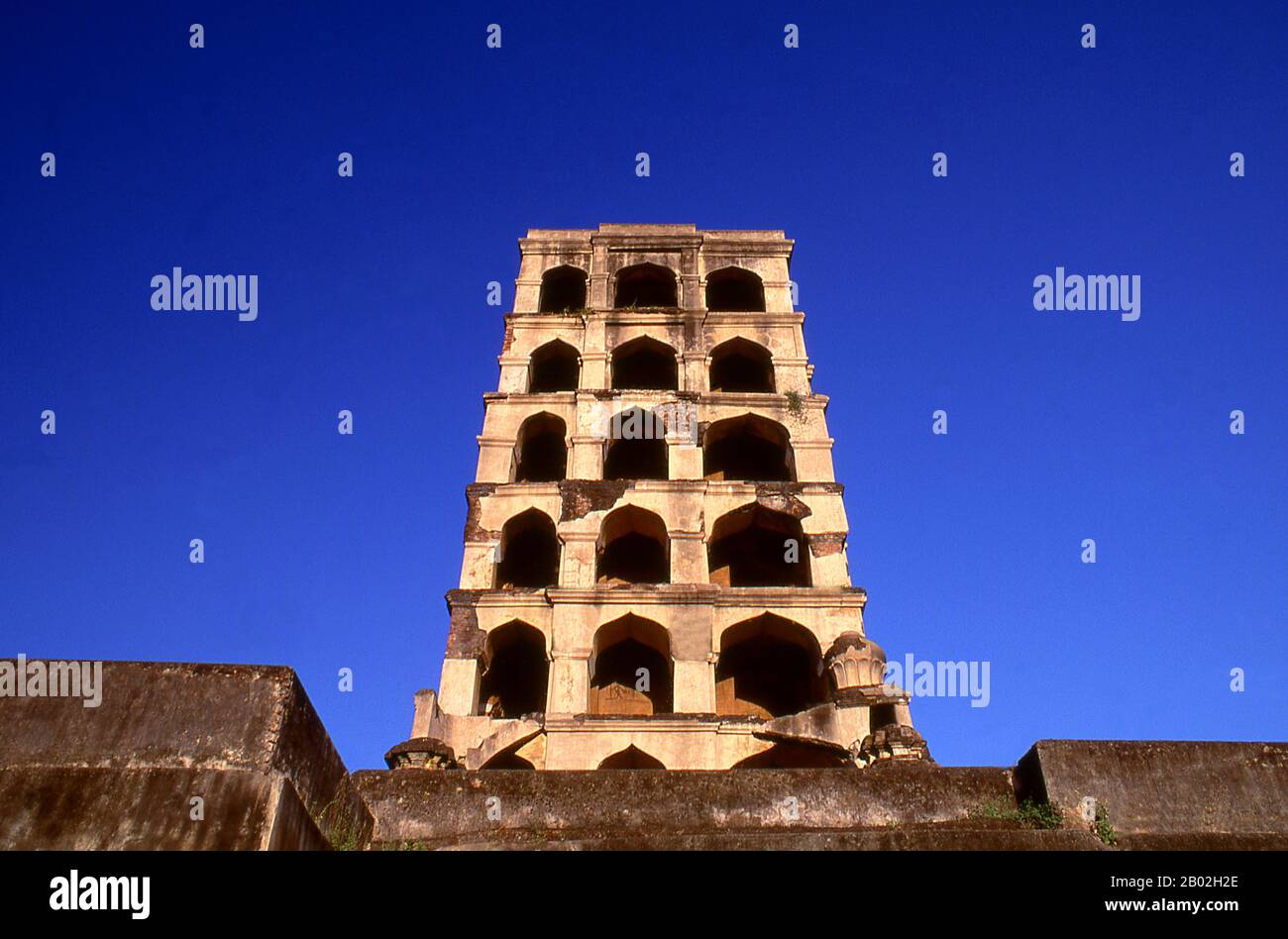 Il Palazzo Thanjavur Maratha, conosciuto anche come Aranmanai, fu originariamente costruito dai Nayaks del regno Thanjavur Nayak (16th - 17th secolo CE). Dopo la caduta del regno di Thanjavur Nayak, fu la residenza ufficiale del Thanjavur Maratha. Quando la maggior parte del regno di Thanjavur Maratha fu annesso all'Impero britannico nel 1799, il Thanjavur Marathas continuò a tenere il suo dominio sul palazzo e sul forte circostante. La famiglia Bhonsle continuava a tenere il palazzo anche dopo che l'ultimo re Shivaji II fu deposto come per la Dottrina di Lapse. Foto Stock