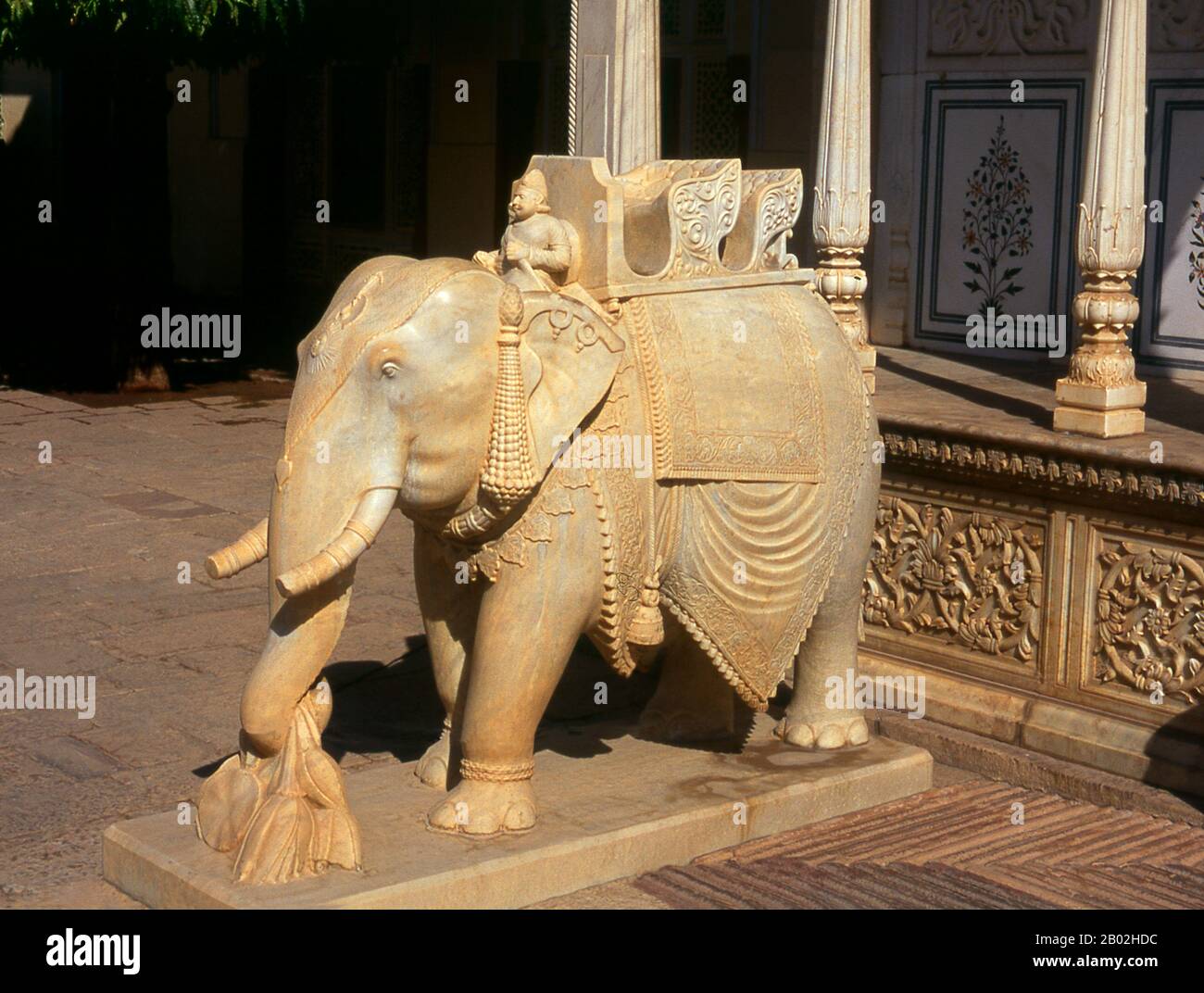 Il Palazzo della Città fu costruito tra il 1729 e il 1732, inizialmente dal Maharaja Sawai Jai Singh II Progettò e costruì le mura esterne, e successivamente furono aggiunte dai successivi governanti fino al 20th secolo. Jaipur è la capitale e la città più grande dello stato indiano del Rajasthan. Fu fondata il 18 novembre 1727 da Maharaja Sawai Jai Singh II, il governatore di Amber, dopo di che la città fu chiamata. La città oggi ha una popolazione di 3,1 milioni di abitanti. Jaipur è conosciuta come la città rosa dell'India. La città è notevole tra le città indiane pre-moderne per la larghezza e la regolarità delle sue strade che ar Foto Stock