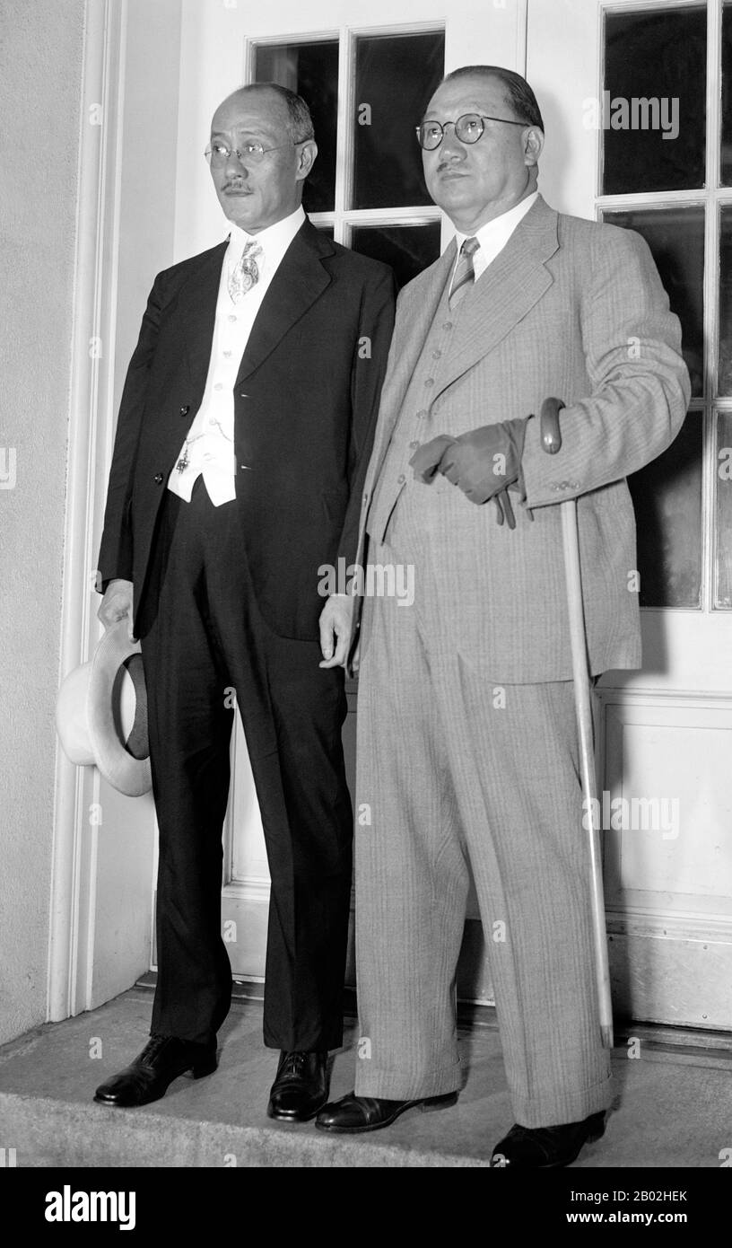 Cina/USA: Dr. H.H.Kung (11 settembre 1881 - 16 agosto 1967), Premier della Repubblica di Cina dal 1938-1939 (a destra) con l'ambasciatore cinese negli Stati Uniti Dr. Chenting T. Wang (a sinistra), Washington, 29 giugno 1937. Kung Hsiang-hsi (pinyin: Kǒng Xiángxī; Wade-Giles: K'ung Hsiang-hsi), spesso noto come Dr. H. Kung, è stato un ricco banchiere e politico cinese della metà del XX secolo. Fu molto influente nel determinare le politiche economiche del governo del Kuomintang (nazionalista) negli anni '1930 e '1940 Era conosciuto come l'uomo più ricco in Cina a quel tempo. Foto Stock