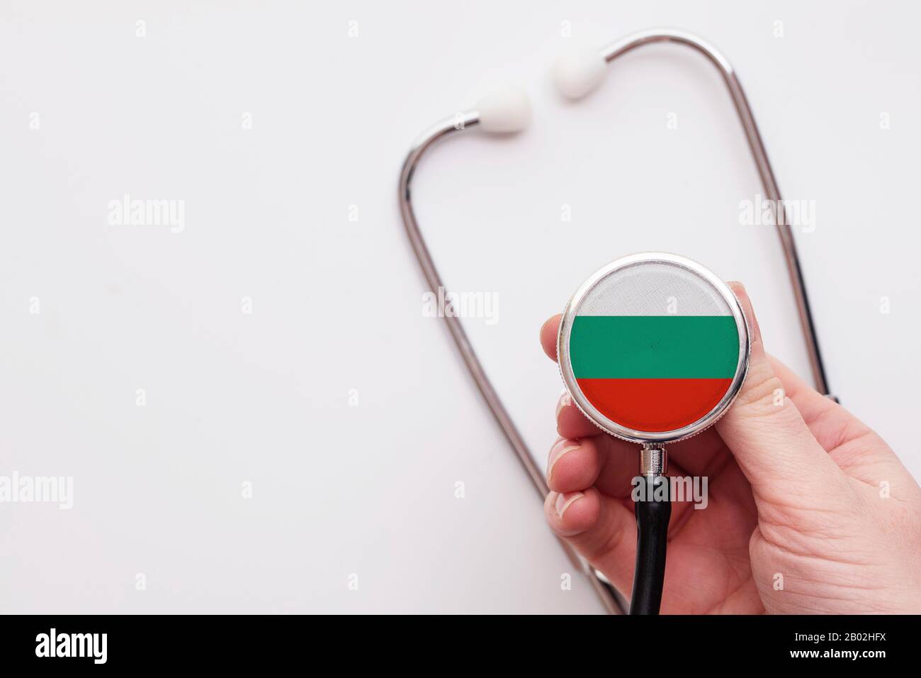 Concetto di assistenza sanitaria in Bulgaria. Medico che detiene uno stetoscopio medico. Foto Stock