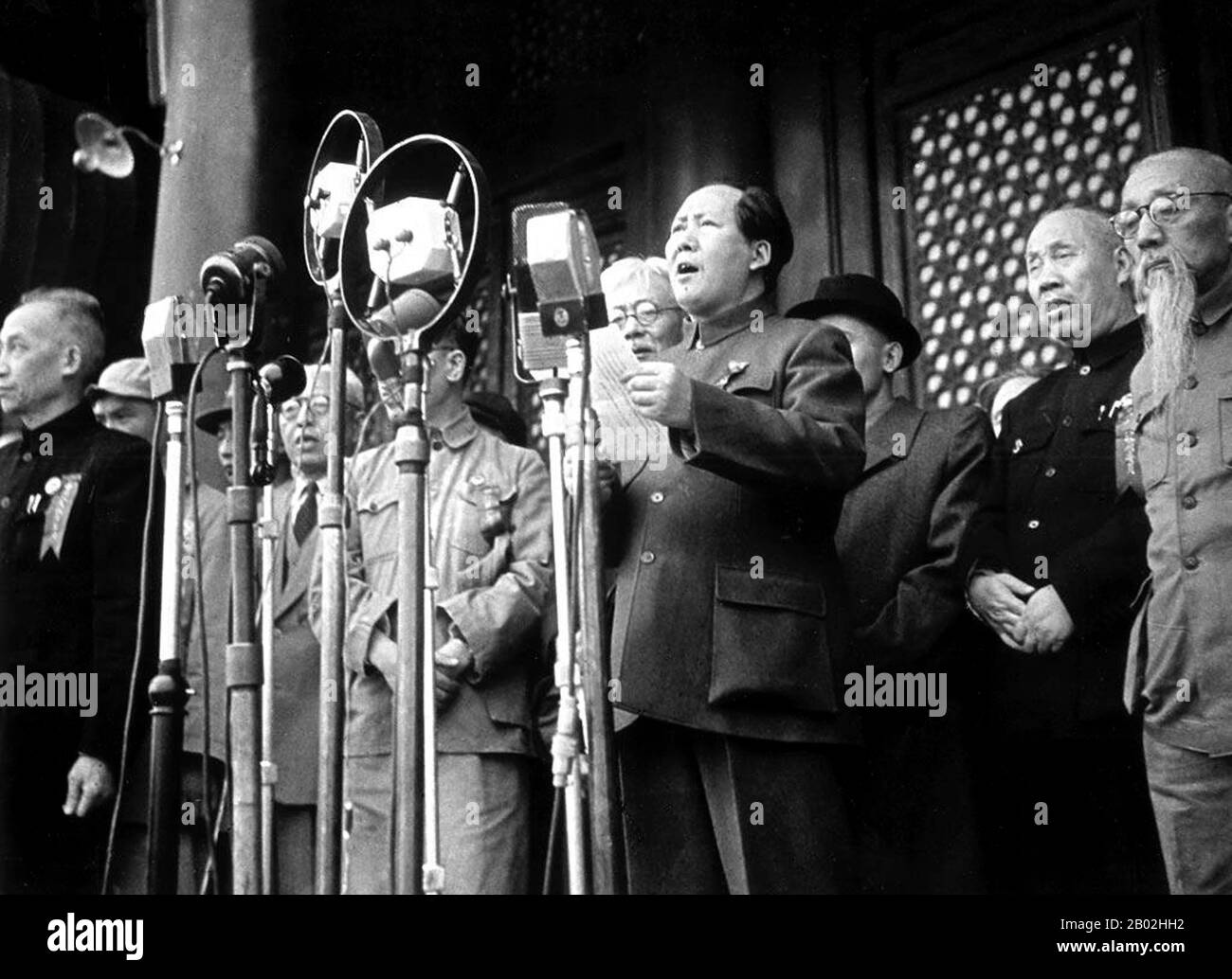 Mao Zedong, anche traslitterato come Mao Tse-tung (26 dicembre 1893 – 9 settembre 1976), è stato un rivoluzionario comunista cinese, guerriglia stratega, autore, teorico politico, e leader della Rivoluzione cinese. Comunemente chiamato Chairman Mao, fu l'architetto della Repubblica Popolare Cinese (PRC) dal suo insediamento nel 1949, e tenne il controllo autoritario sulla nazione fino alla sua morte nel 1976. Il contributo teorico del MAO al marxismo-leninismo, insieme alle sue strategie militari e al marchio delle politiche politiche, è ora conosciuto collettivamente come maoismo. Foto Stock