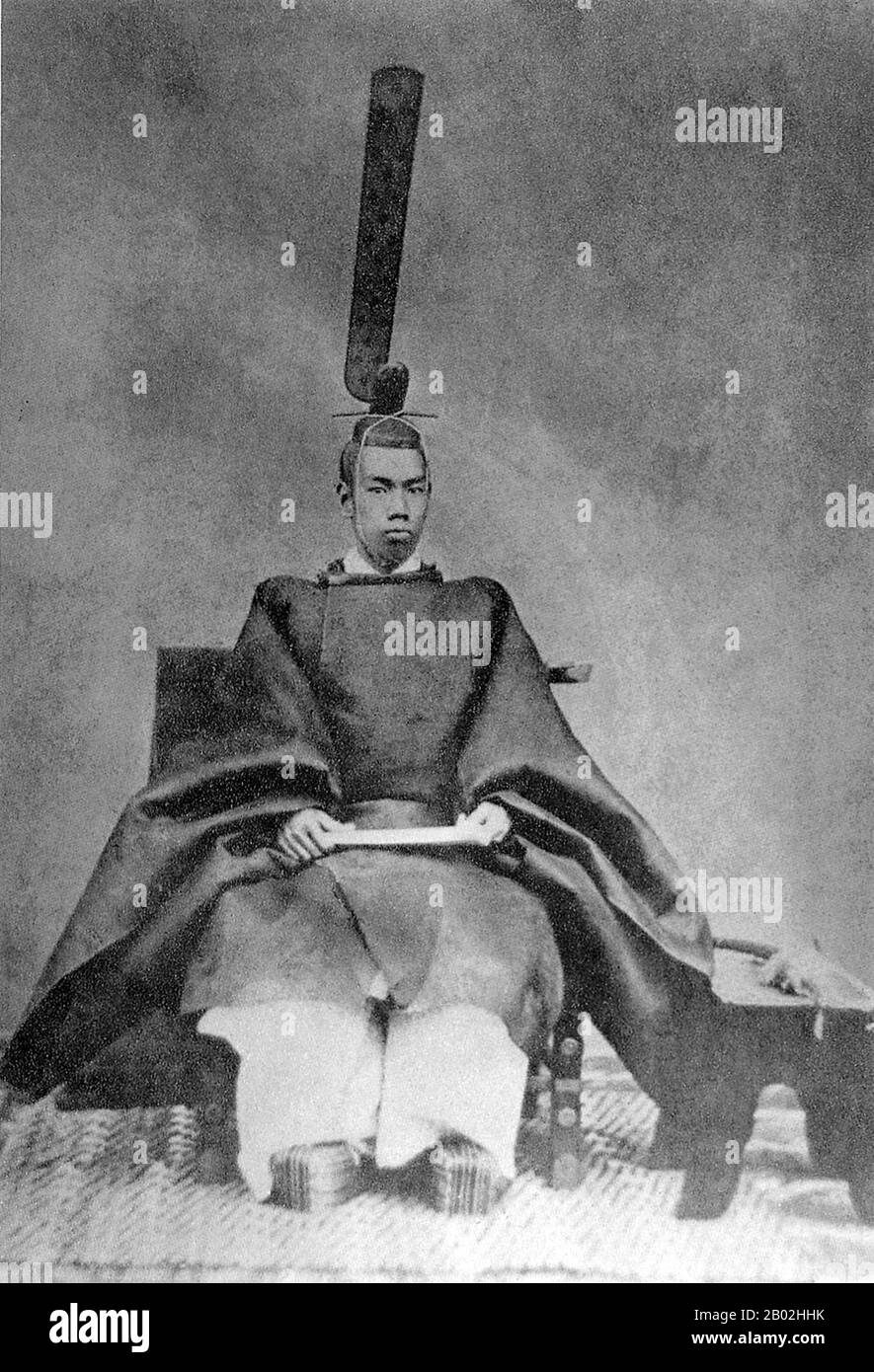 L'imperatore Meiji (明治天皇 Meiji-tennō, 3 novembre 1852 – 30 luglio 1912), o Meiji il Grande (明治大帝 Meiji-taitei), fu l'imperatore 122nd del Giappone secondo l'ordine di successione tradizionale, regnante dal 3 febbraio 1867 fino alla sua morte il 30 luglio 1912. Presiedette un periodo di rapido cambiamento nell'Impero del Giappone, mentre la nazione cambiò rapidamente da stato feudale a potenza mondiale capitalista e imperiale, caratterizzata dalla rivoluzione industriale del Giappone. All'epoca della sua nascita nel 1852, il Giappone fu un paese feudale isolato, preindustriale, dominato dallo Shogunato Tokugawa e dal daimyo, w Foto Stock