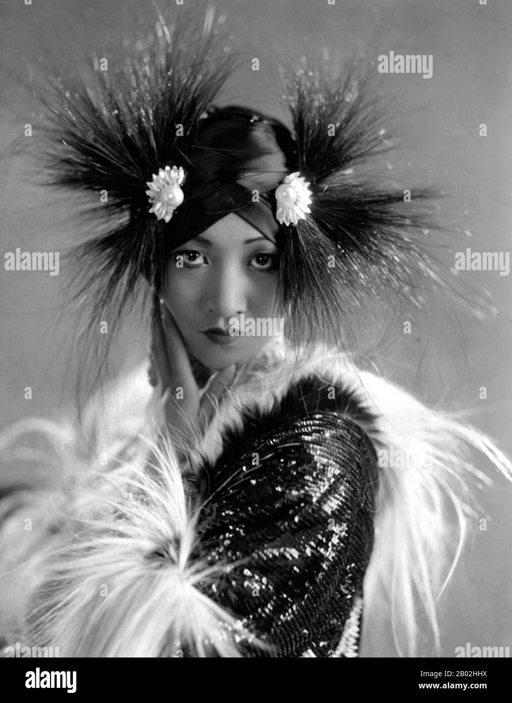 Anna May Wong (3 gennaio 1905 – 3 febbraio 1961) è stata una . La sua lunga e varia carriera ha abbracciato sia film silenti che sonori, televisione, palcoscenico e radio. Nato vicino al quartiere di Chinatown di Los Angeles ai genitori cinesi-americani di seconda generazione, Wong è diventato infatuato con i film e ha iniziato ad agire in film ad una prima età. Durante l'era silenziosa del film, ha agito nel Toll of the Sea (1922), uno dei primi film realizzati a colori e Douglas Fairbanks 'il ladro di Bagda Foto Stock