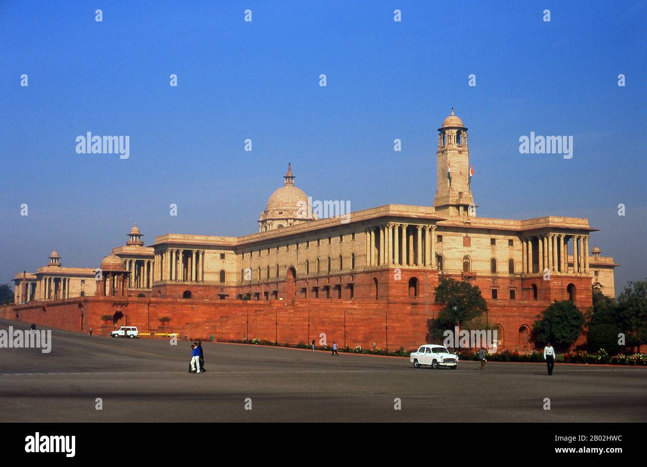 Il Secretariat Building è stato progettato dal prominente architetto britannico Herbert Baker nell'architettura indo-saracena Revival. Entrambi gli edifici identici hanno quattro livelli, ciascuno con circa 1.000 stanze, nei cortili interni per fare spazio alle future espansioni. Delhi è detto essere il luogo di Indraprashta, capitale dei Pandavas dell'epico indiano Mahabharata. Gli scavi hanno portato alla luce frammenti di ceramiche dipinte risalenti a circa 1000 a.C., anche se le prime reliquie architettoniche conosciute risalgono Al Periodo Mauryan, circa 2.300 anni fa. Da allora il sito è stato continuamente settl Foto Stock