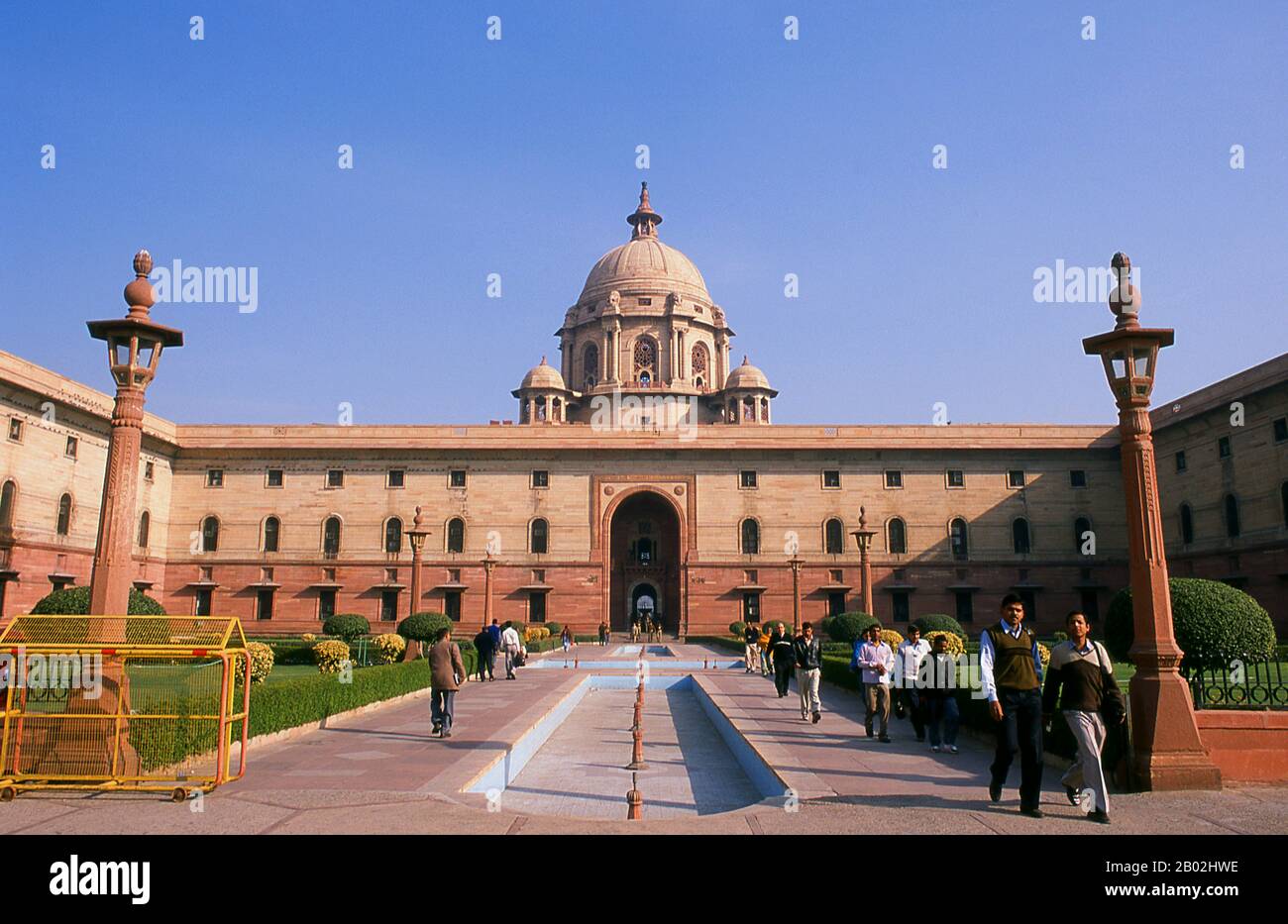 Il Secretariat Building è stato progettato dal prominente architetto britannico Herbert Baker nell'architettura indo-saracena Revival. Entrambi gli edifici identici hanno quattro livelli, ciascuno con circa 1.000 stanze, nei cortili interni per fare spazio alle future espansioni. Delhi è detto essere il luogo di Indraprashta, capitale dei Pandavas dell'epico indiano Mahabharata. Gli scavi hanno portato alla luce frammenti di ceramiche dipinte risalenti a circa 1000 a.C., anche se le prime reliquie architettoniche conosciute risalgono Al Periodo Mauryan, circa 2.300 anni fa. Da allora il sito è stato continuamente settl Foto Stock