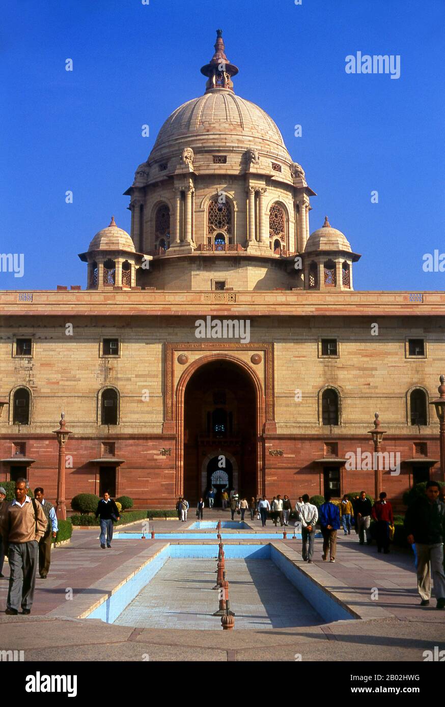 Il Secretariat Building è stato progettato dal prominente architetto britannico Herbert Baker nell'architettura indo-saracena Revival. Entrambi gli edifici identici hanno quattro livelli, ciascuno con circa 1.000 stanze, nei cortili interni per fare spazio alle future espansioni. Delhi è detto essere il luogo di Indraprashta, capitale dei Pandavas dell'epico indiano Mahabharata. Gli scavi hanno portato alla luce frammenti di ceramiche dipinte risalenti a circa 1000 a.C., anche se le prime reliquie architettoniche conosciute risalgono Al Periodo Mauryan, circa 2.300 anni fa. Da allora il sito è stato continuamente settl Foto Stock